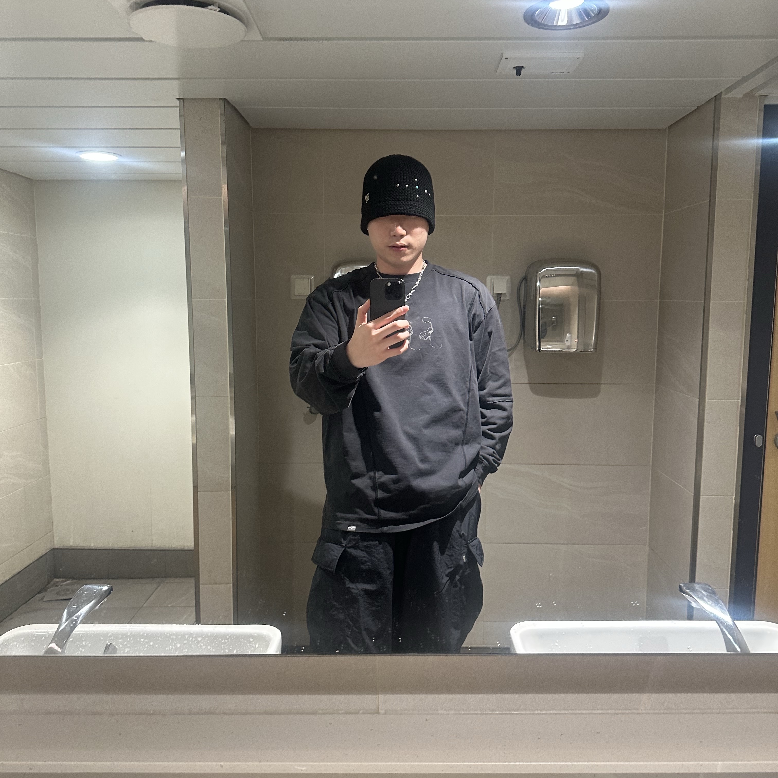 NOMANUAL Slash Long Sleeve Tee Washed Black 착용 스타일