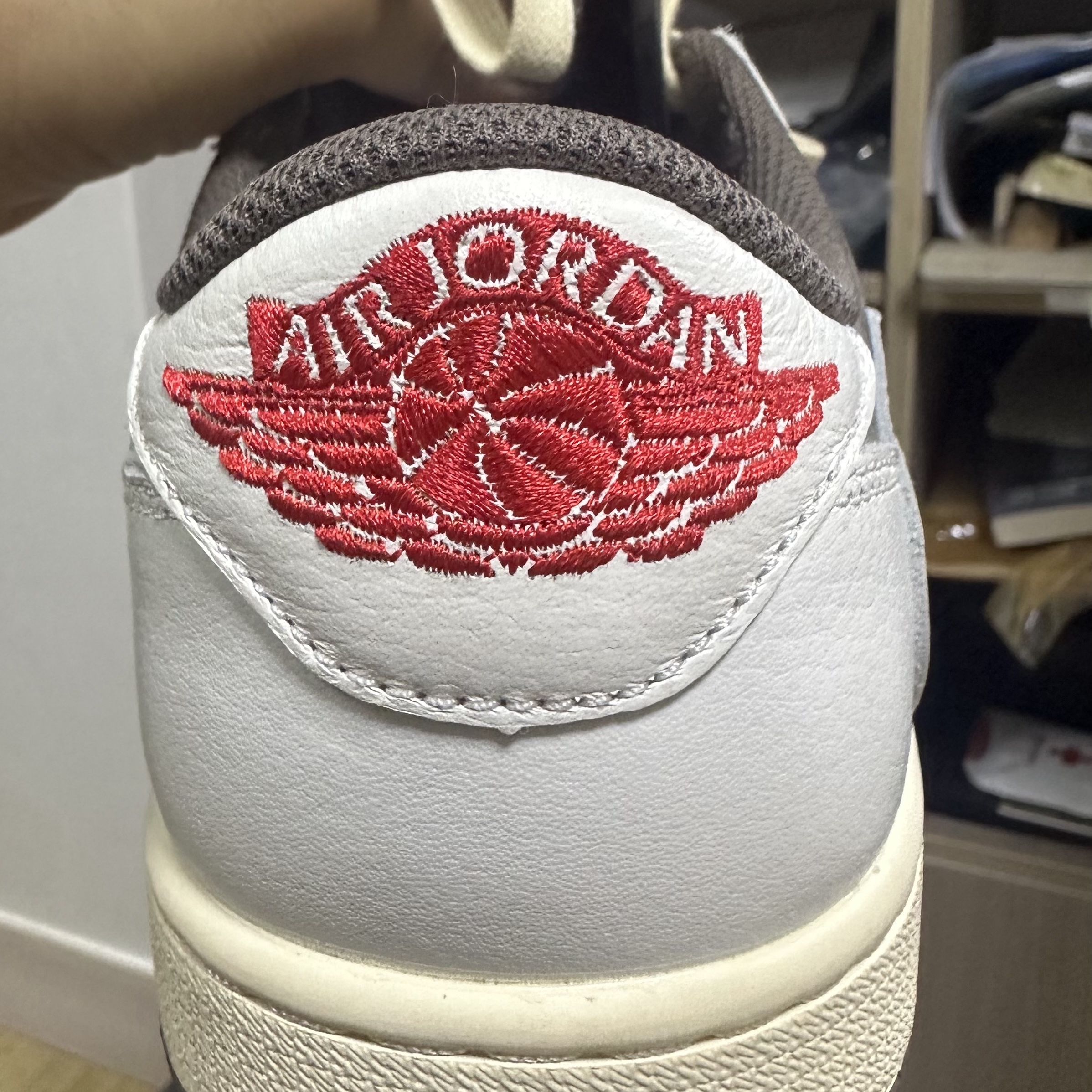 Jordan 1 x Travis Scott Retro Low OG SP Sail and Ridgerock 착용 스타일 - 6