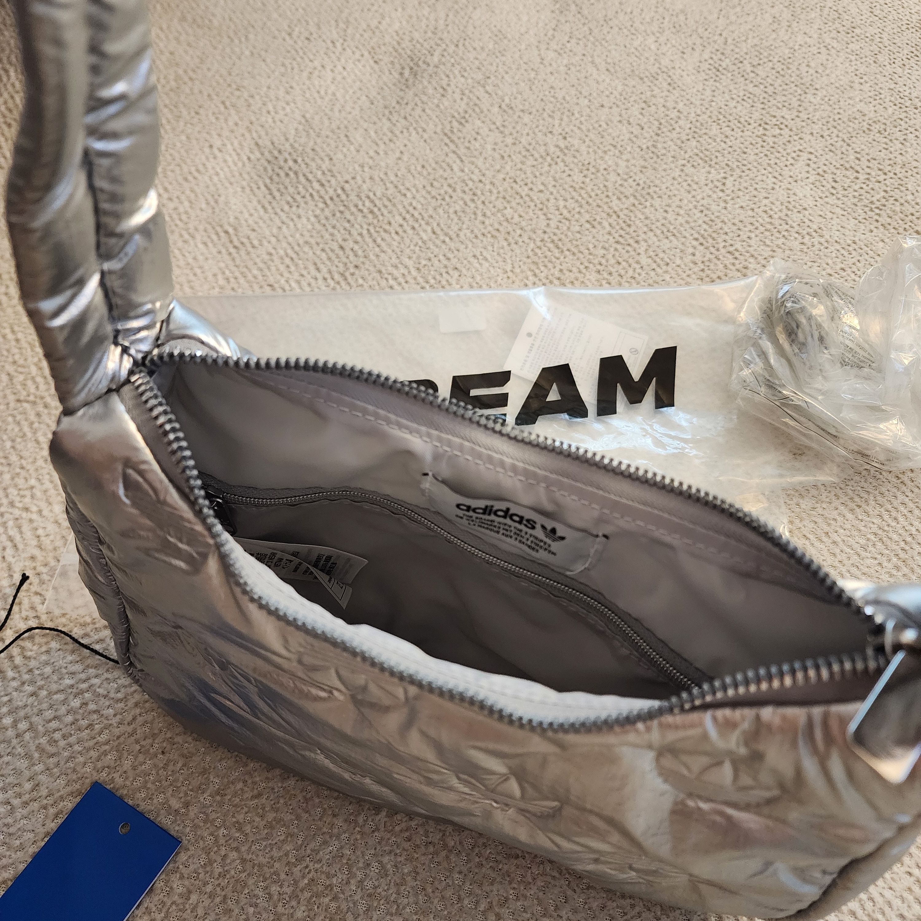 Adidas Puffy Satin Mini Shoulder Bag Silver Metallic 착용 스타일 - 2