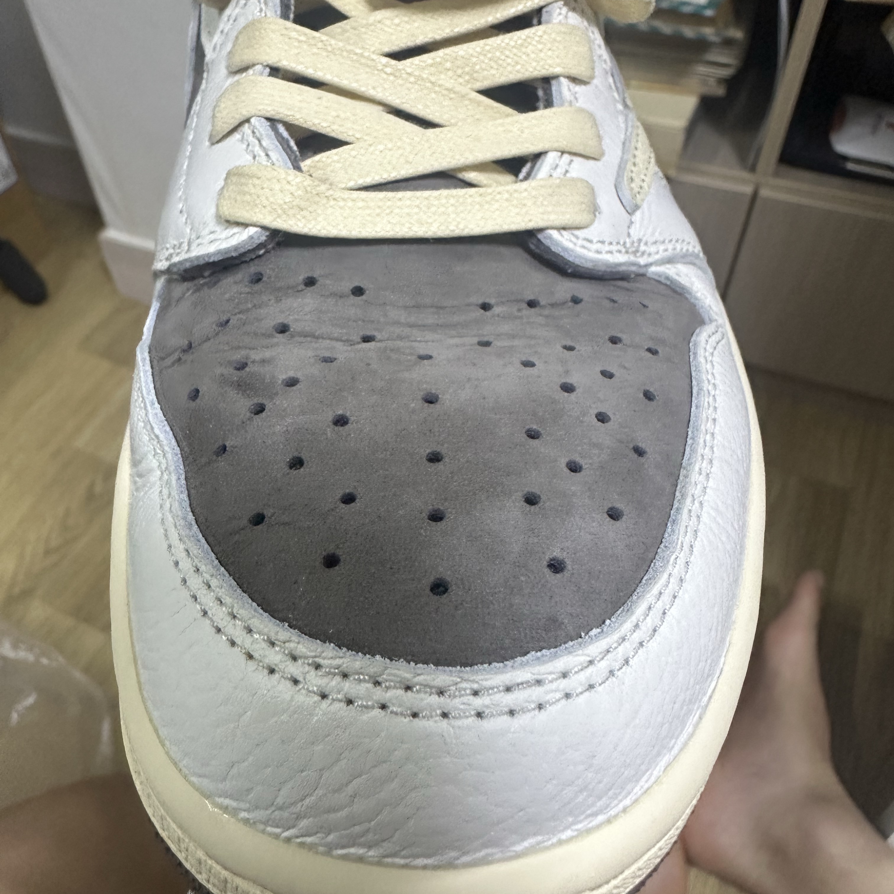 Jordan 1 x Travis Scott Retro Low OG SP Sail and Ridgerock 착용 스타일 - 2