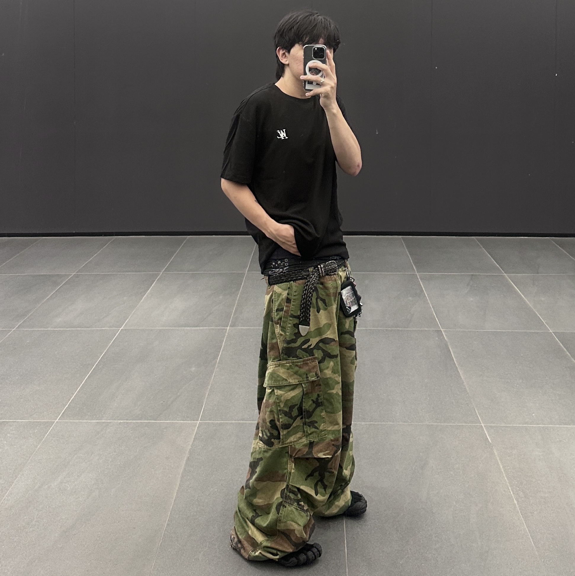 NOD Stone Washed Cargo Pants Camo, Balenciaga Toe Lace-Up Vibram Sneakers Black 착용 스타일 - 1