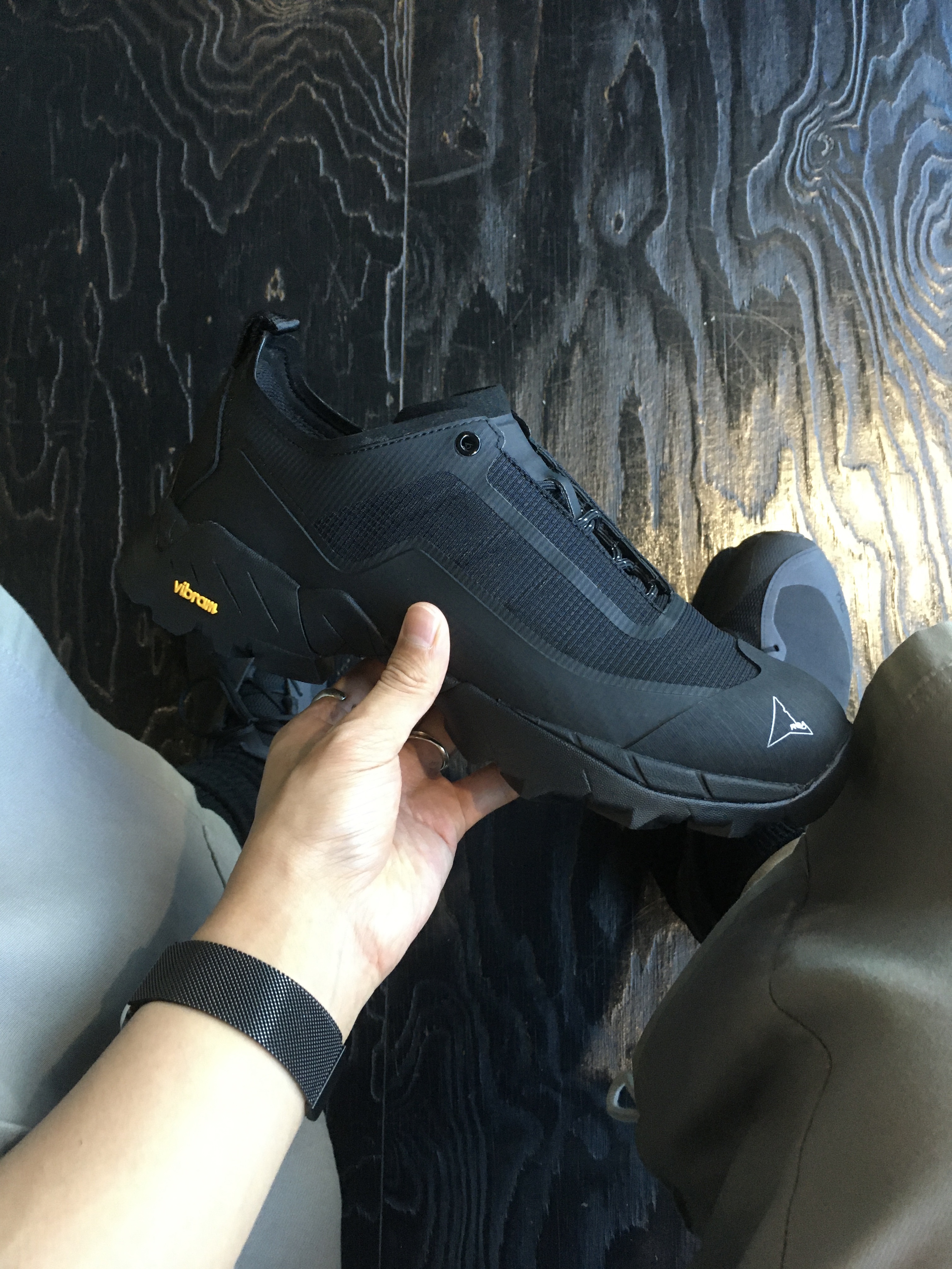 Roa Hiking Katharina Black, Ignota Core:12 Cord Cargo Shorts Light Grey 착용 스타일