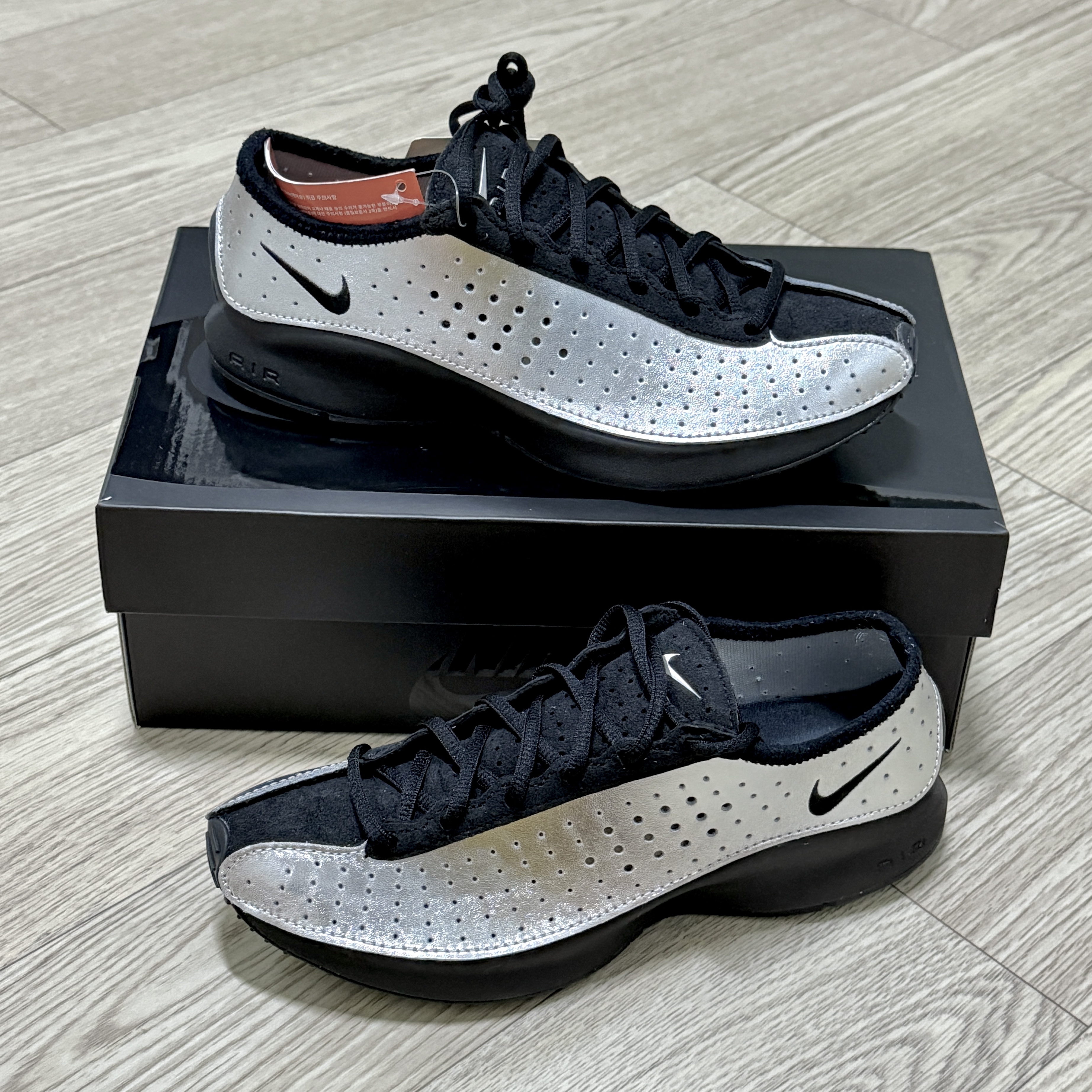 (W) Nike Air Superfly Metallic Silver and Black 착용 스타일 - 1