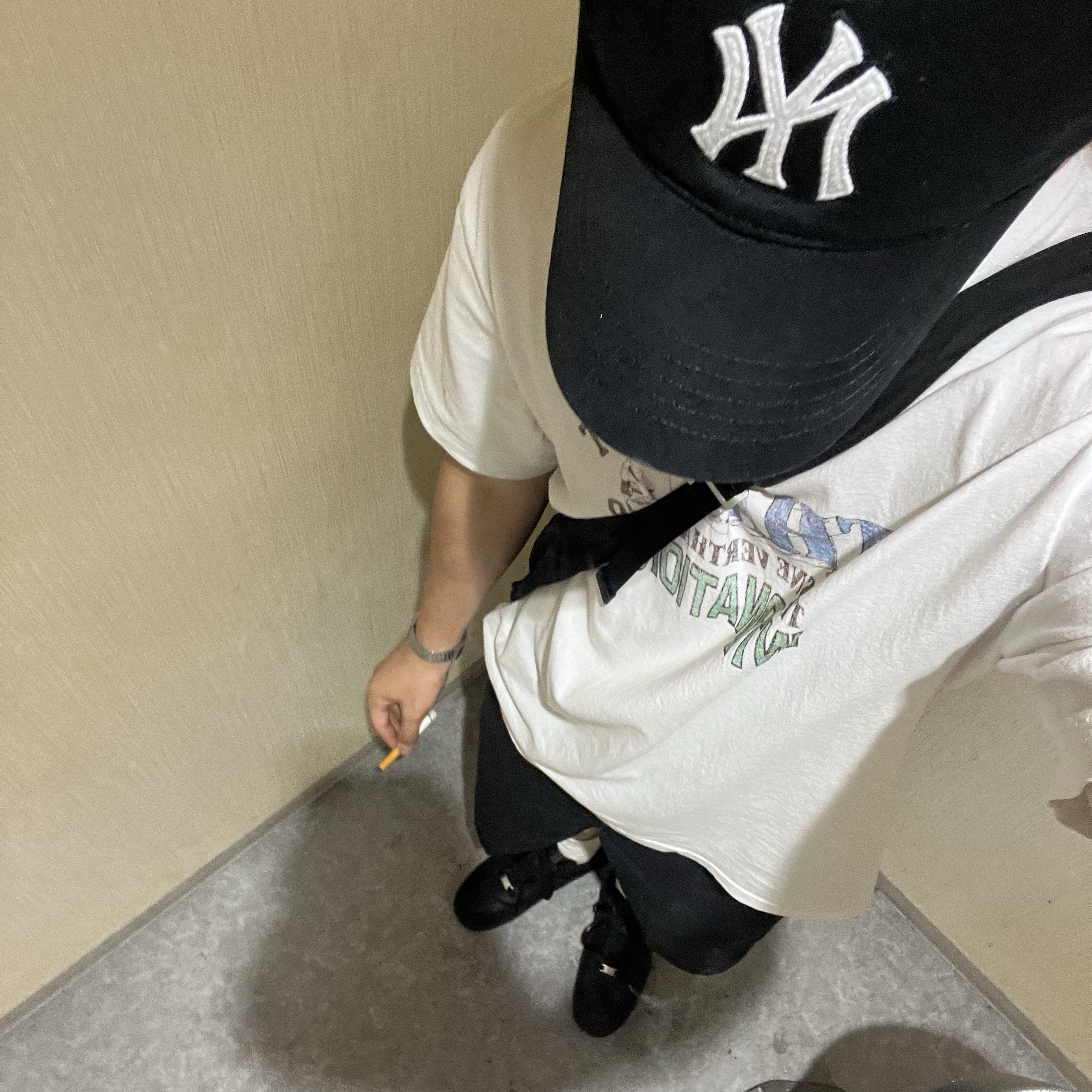 Nike Air Force 1 '07 Low Triple Black 착용 스타일 - 3