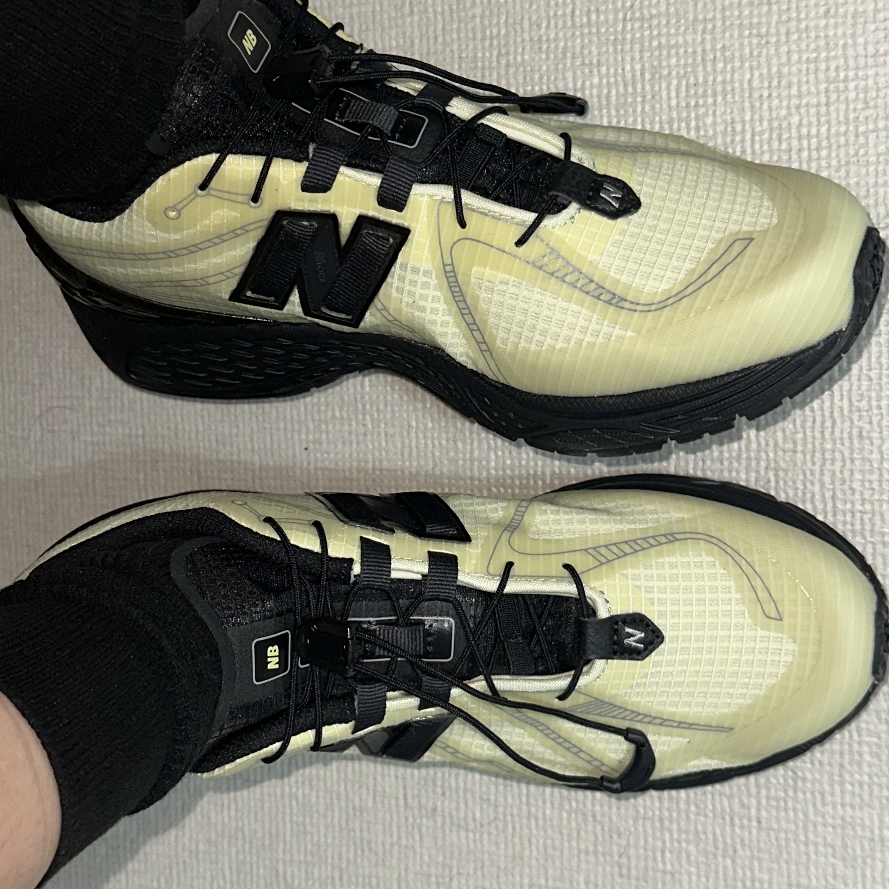 New Balance 1906R Pistachio Butter Morel 착용 스타일 - 3