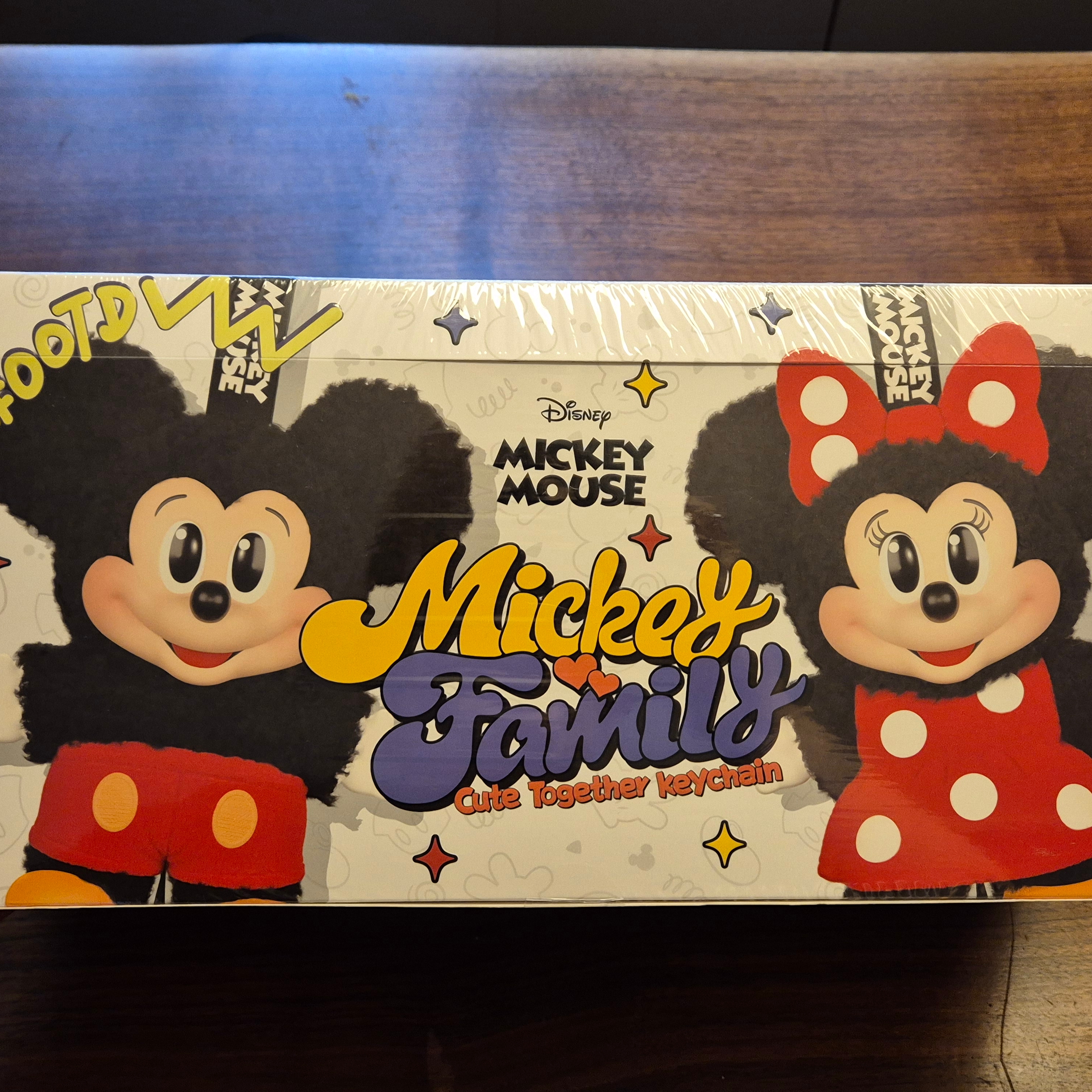 Pop Mart Mickey Family Cute Together Keychain Series Figures Sealed Case (8 Blind Boxes) 착용 스타일 - 1
