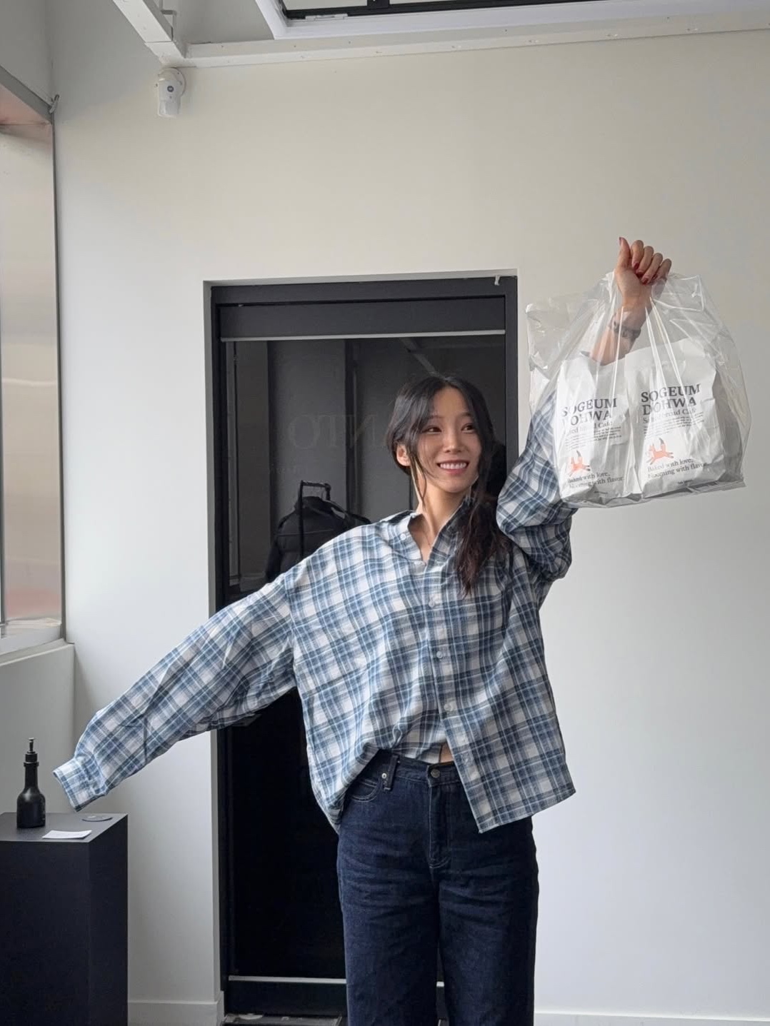 SLOW RECORD HOUSE Seersucker Oversized Check Shirts Blue 착용 스타일 - 1