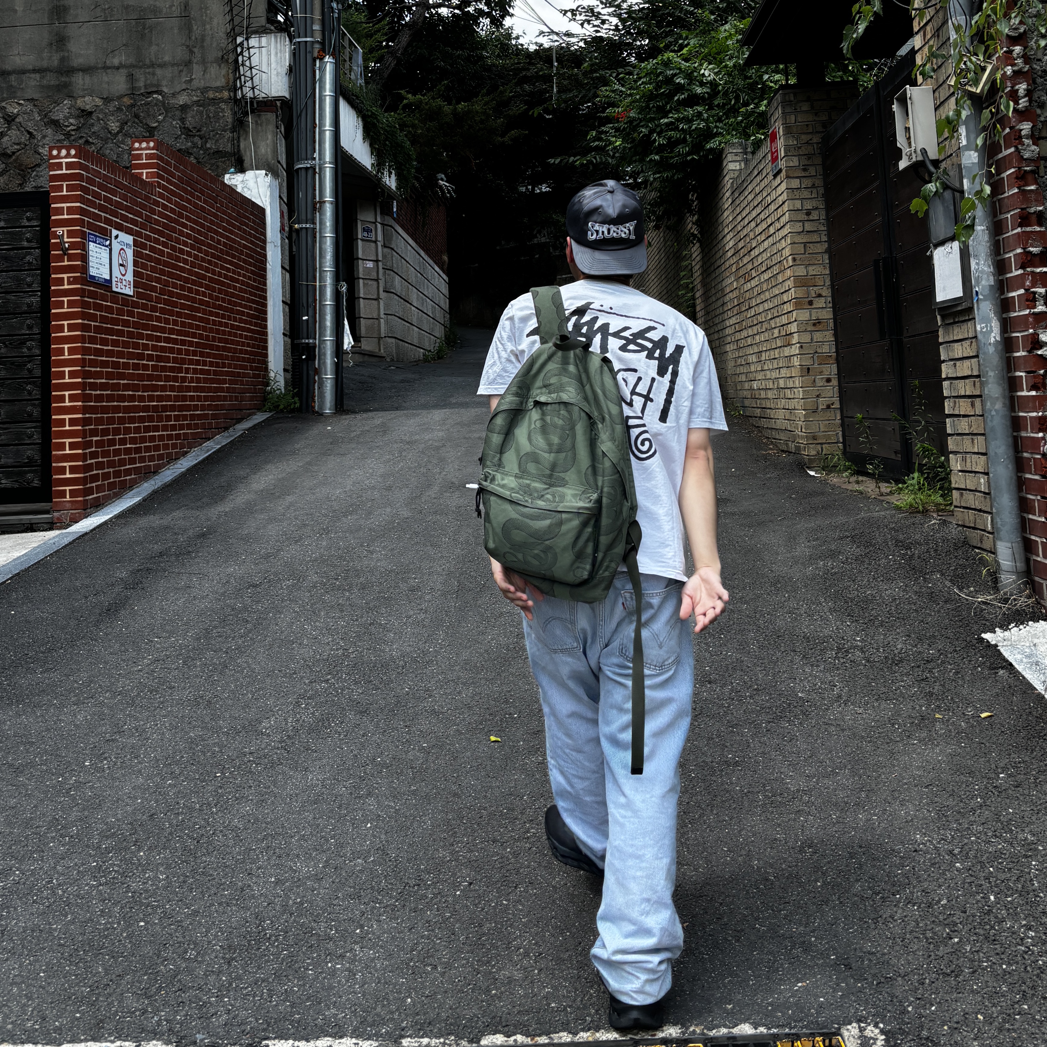 Stussy Tough Gear T-Shirt White, Stussy Mid-Depth Burly Threads Snapback Grey 착용 스타일