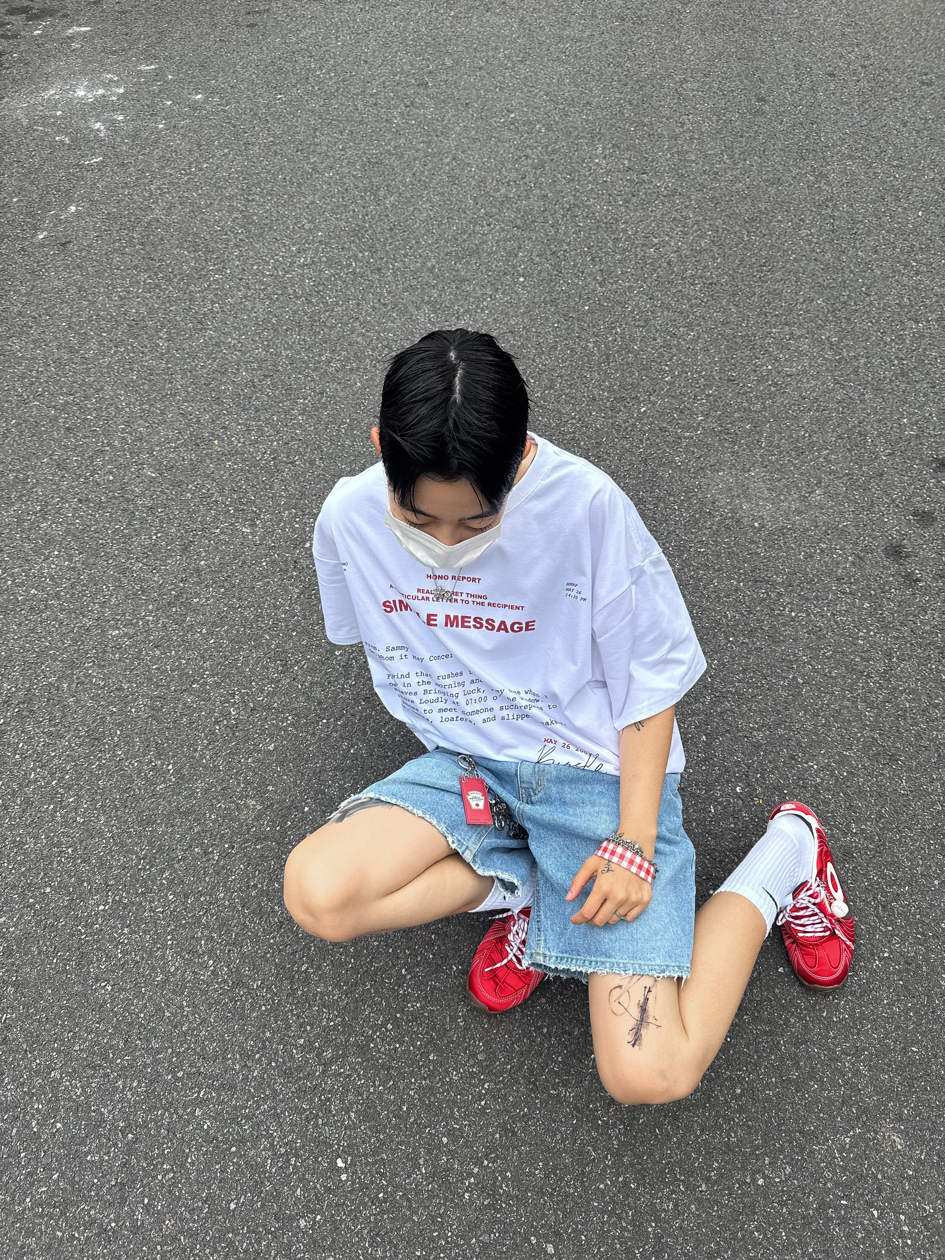 Hono Report Letter T-Shirt White, Hono Report Printed Faux Leather Bracelet Type 1 착용 스타일 - 2