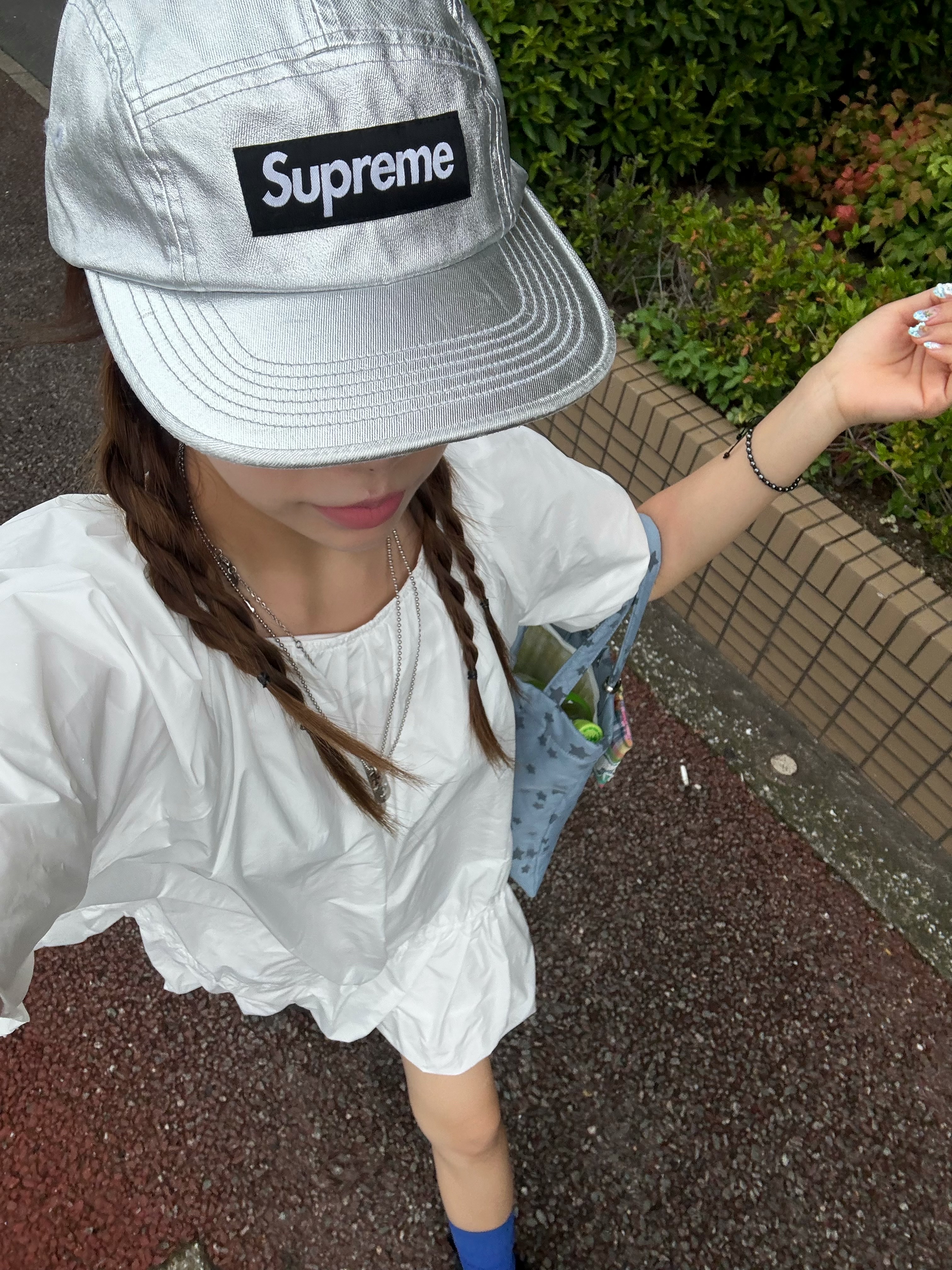 COYSEIO Milky Star Tote Bag Sky Blue, Supreme Washed Chino Twill Camp Cap Silver - 25SS 착용 스타일