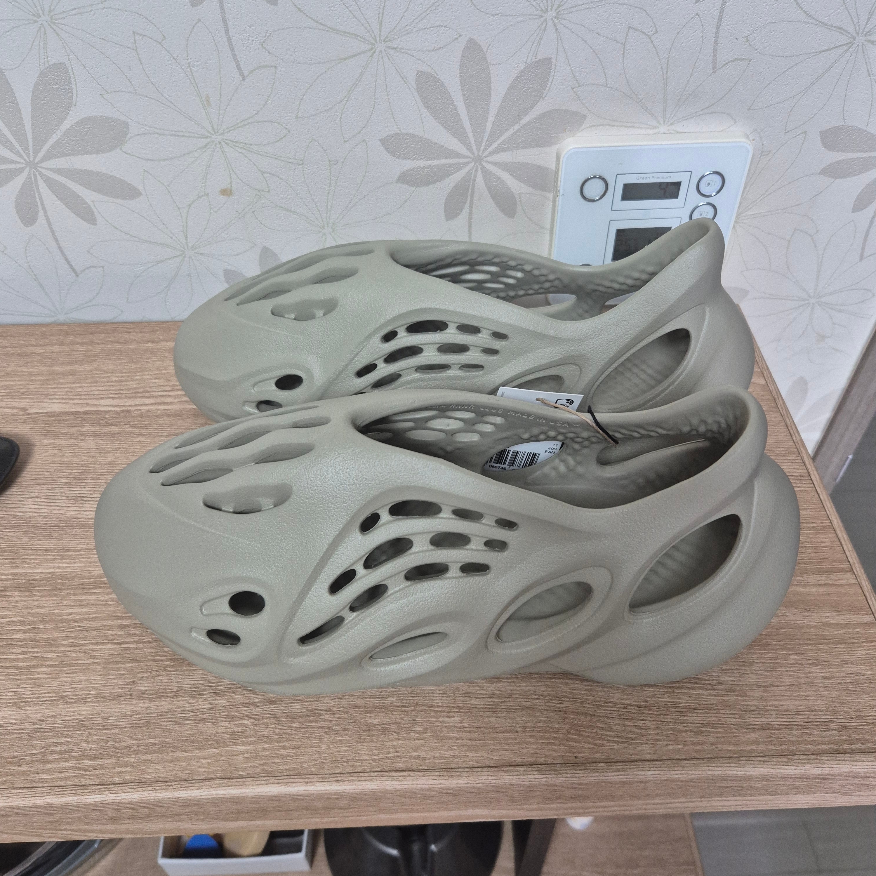 Adidas Yeezy Foam RNNR Stone Salt 착용 스타일 - 3