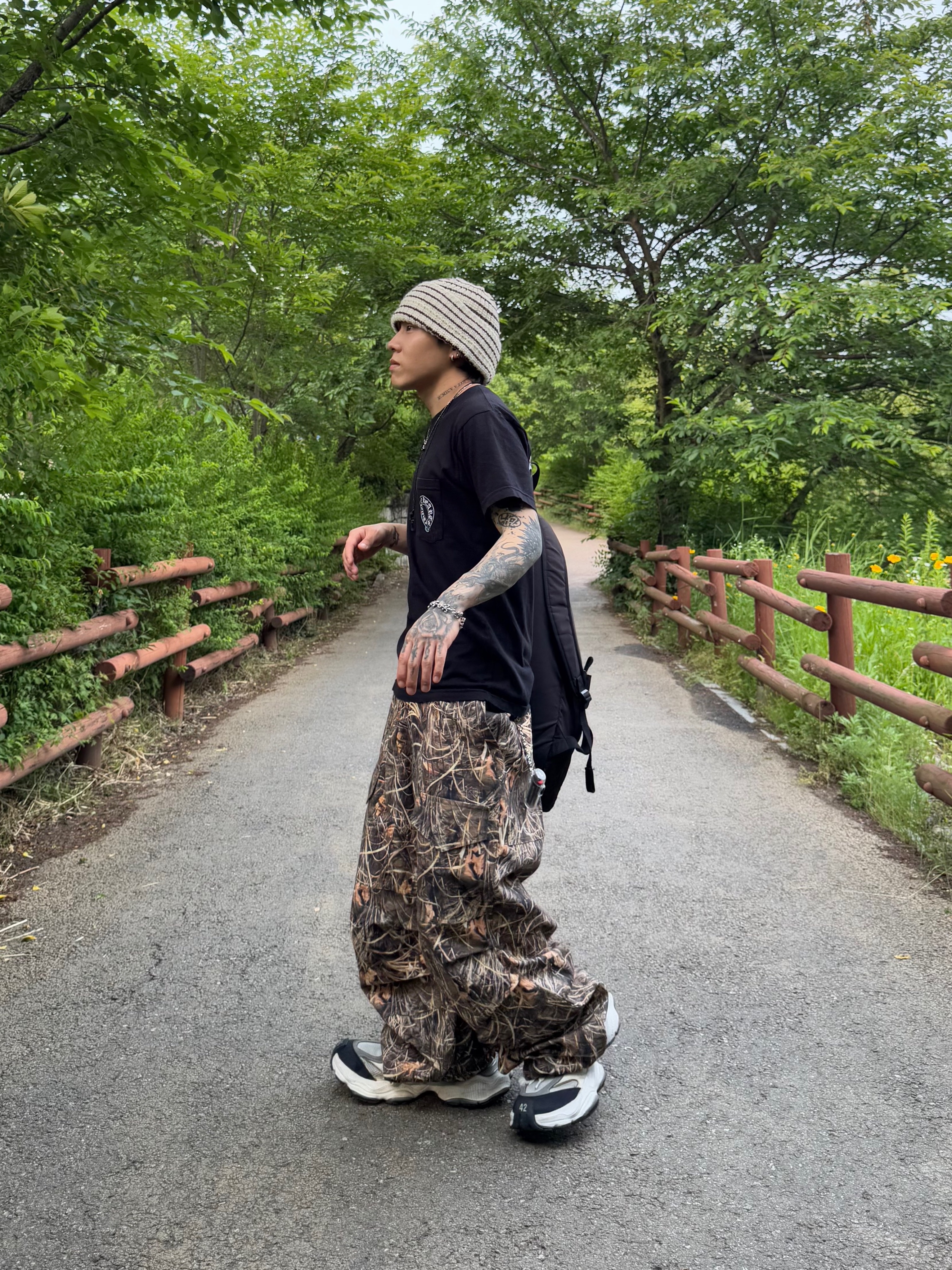 Balenciaga Cargo Sneakers White Grey, Converse x Drkshdw Oversized Backpack Black 착용 스타일 - 3