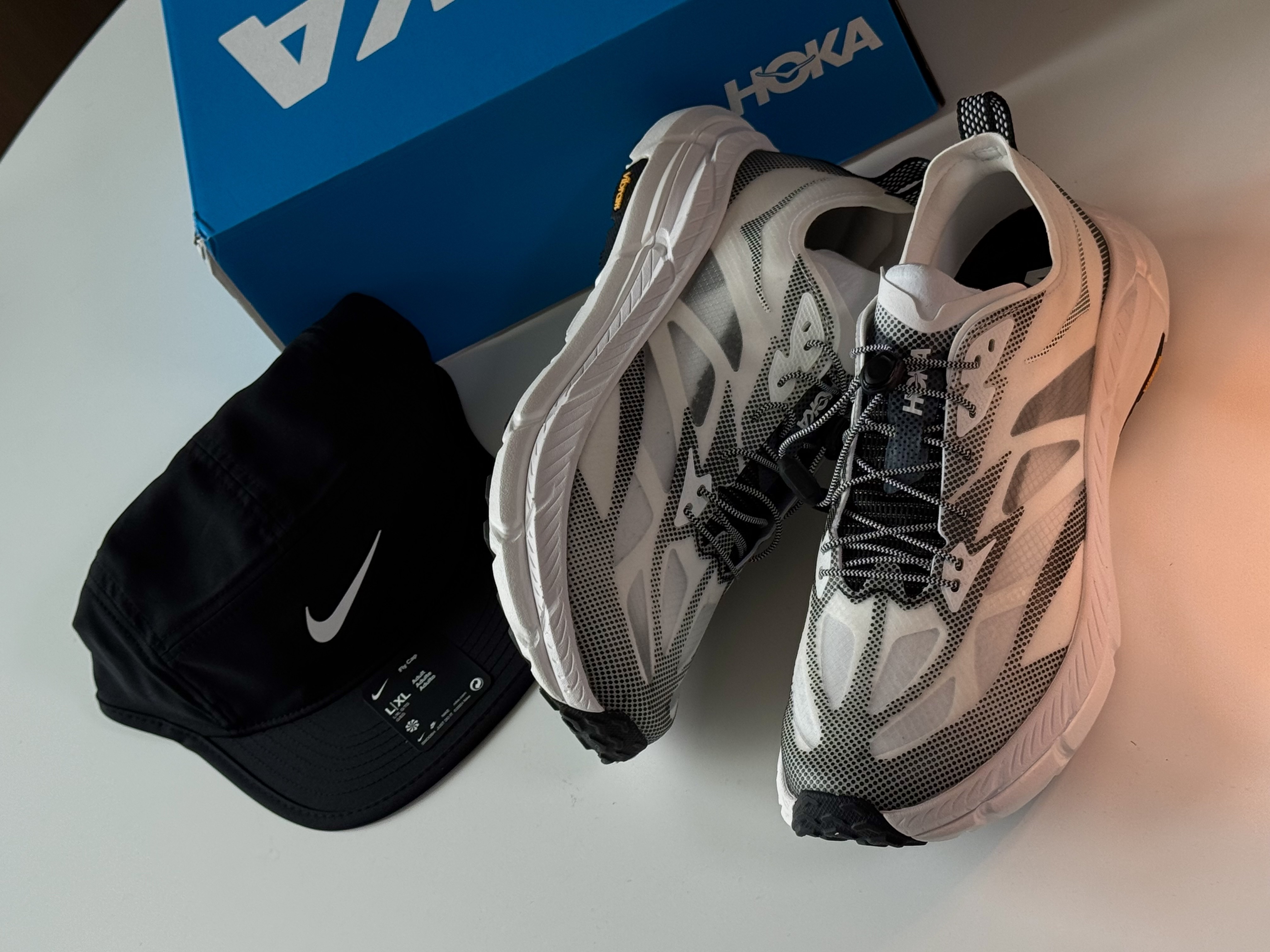 Hoka Mafate Speed 4 Lite White Black, Nike Dri-Fit Fly Unstructured Swoosh Cap Black 착용 스타일 - 2