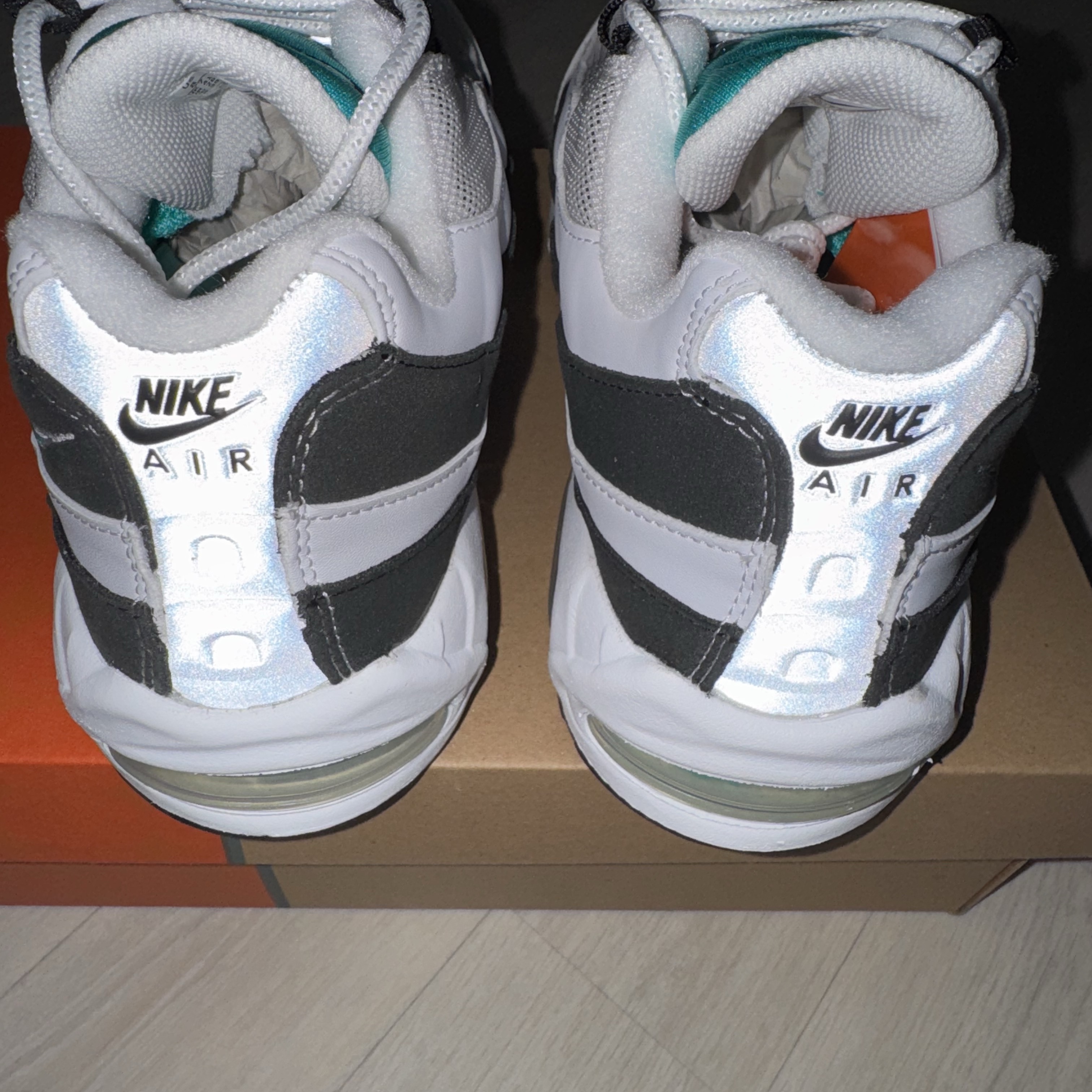 Nike Air Max 95 OG White and Black 착용 스타일 - 2