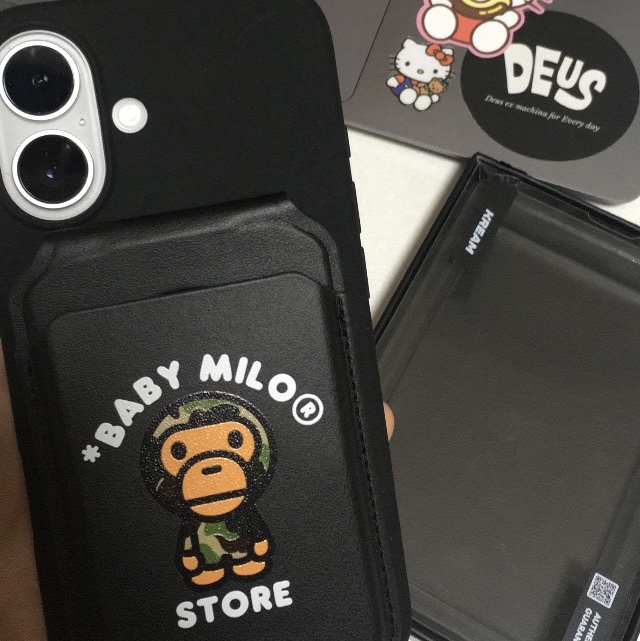 BAPE Baby Milo MagSafe Card Holder Black 착용 스타일