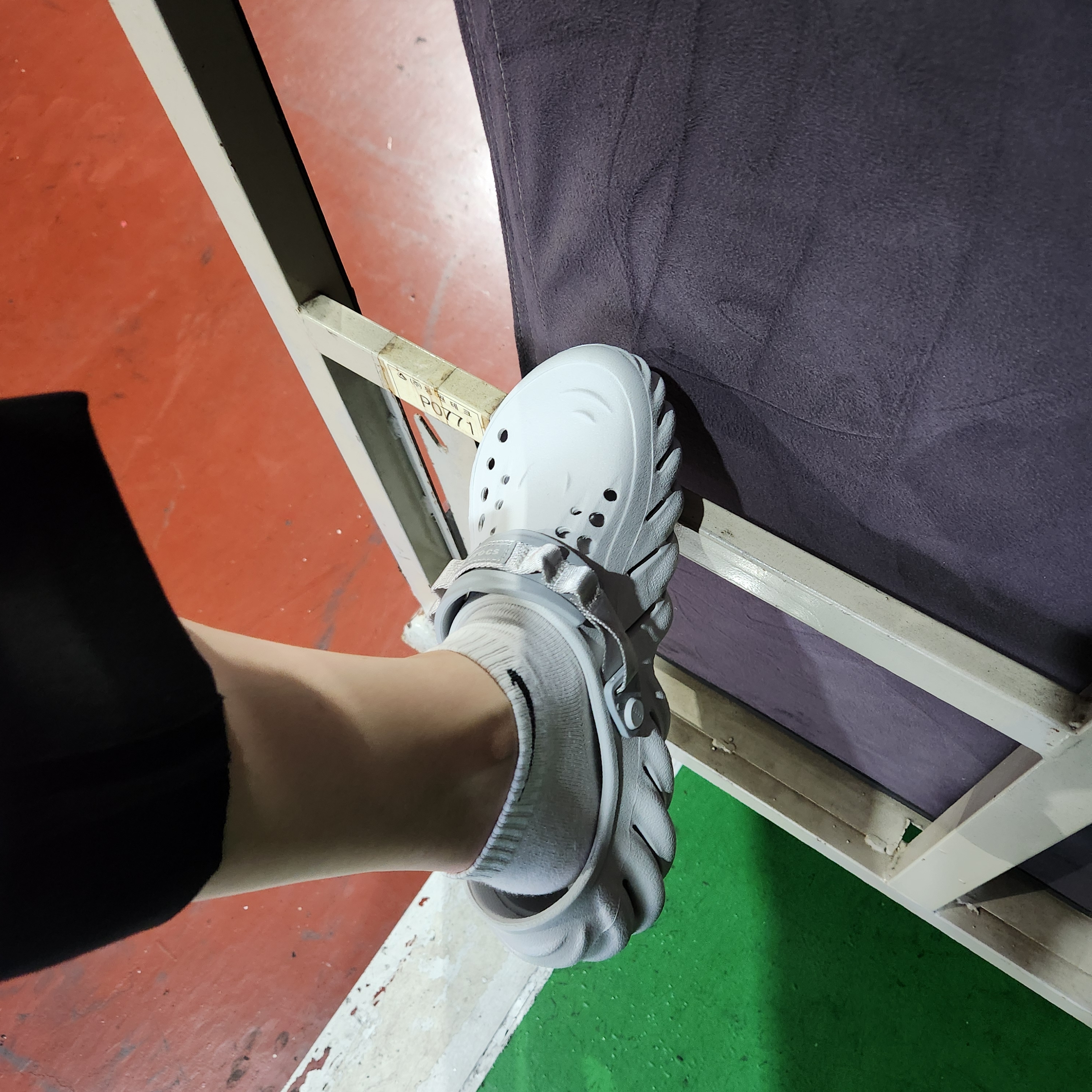 Crocs Echo Clog Atmosphere 착용 스타일 - 2