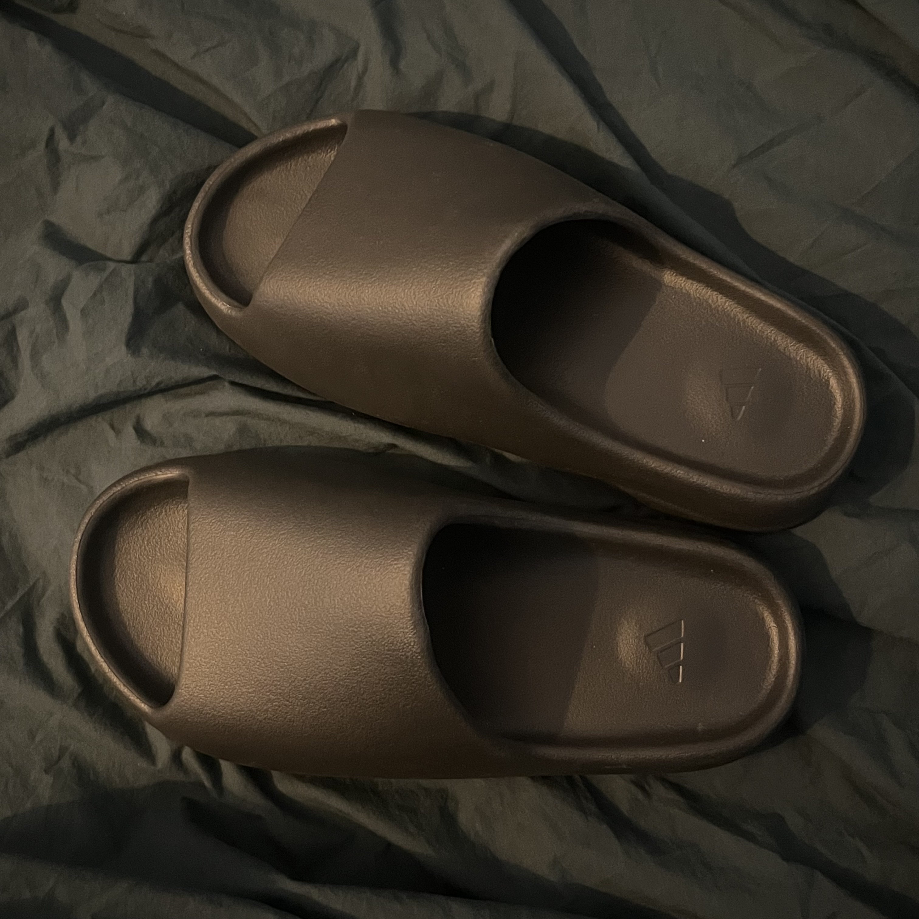 Adidas Yeezy Slide Onyx 착용 스타일 - 1