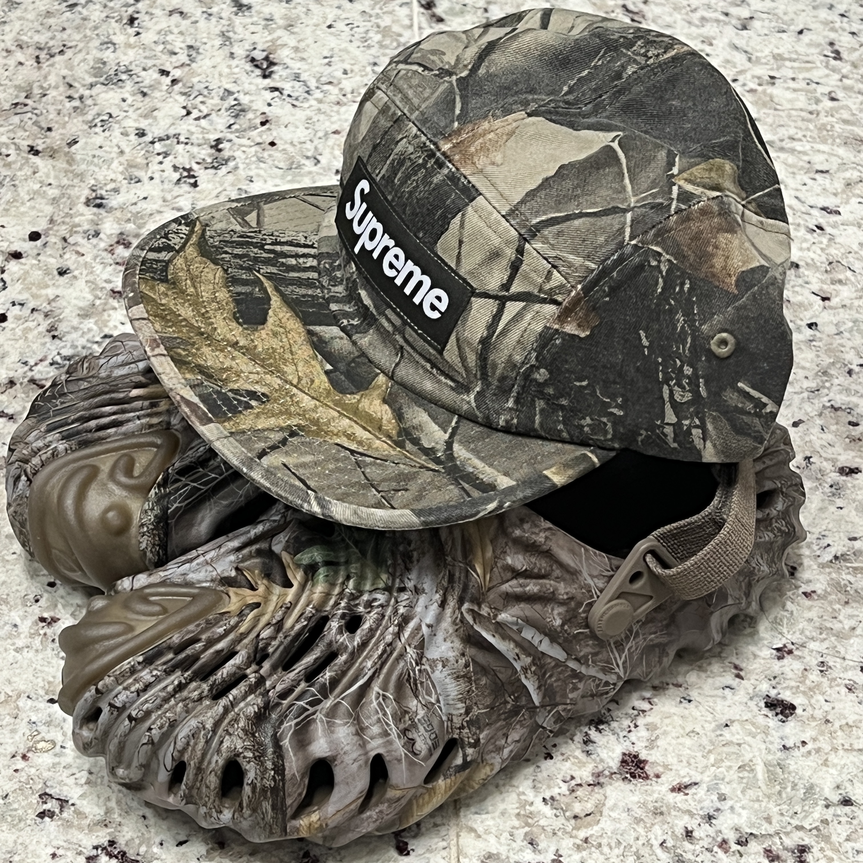 Crocs x Salehe Bembury Real Tree Camo, Supreme Washed Chino Twill Camp Cap Realtree Hardwoods Camo - 25SS 착용 스타일