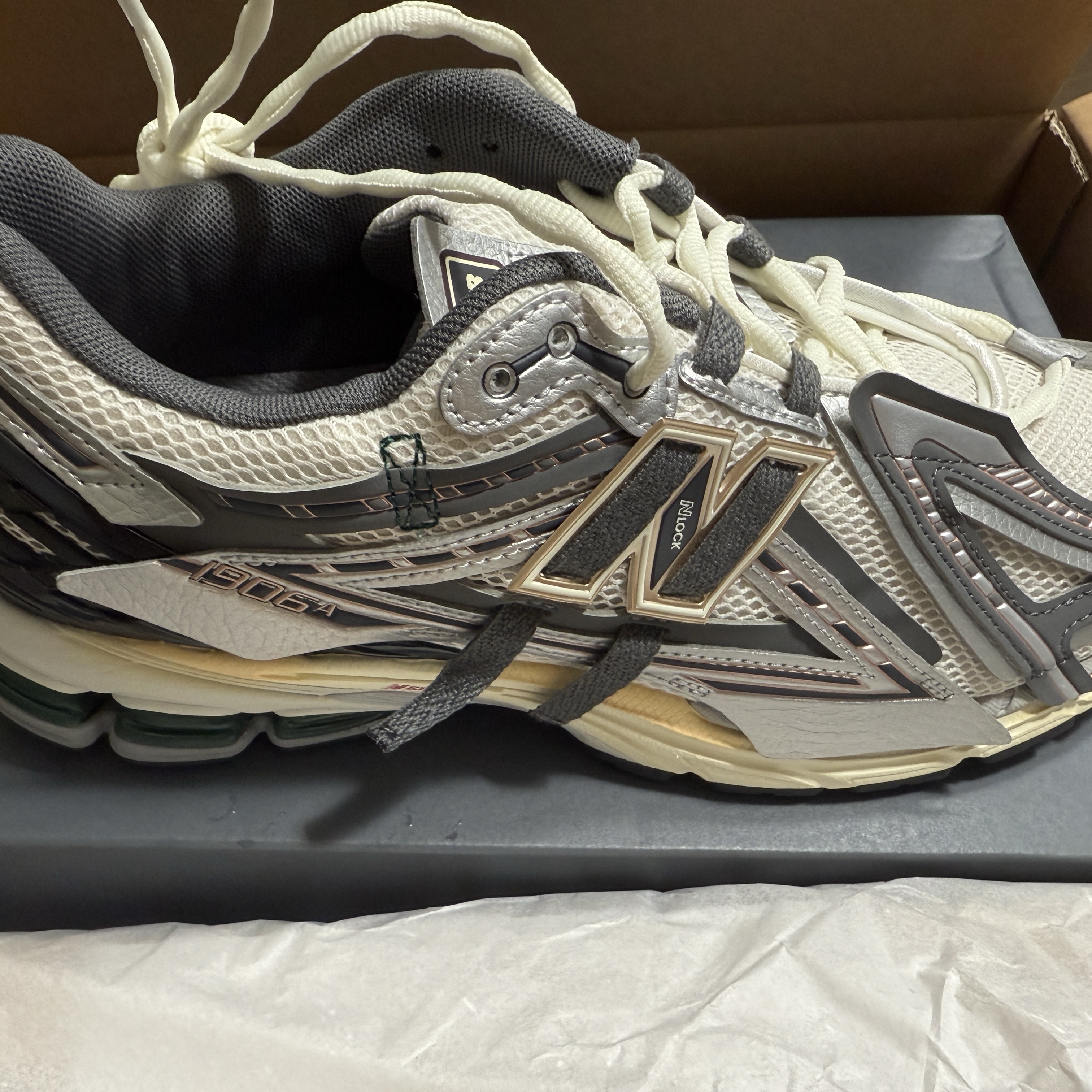 New Balance 1906A Silver Metallic Castlerock 착용 스타일 - 1