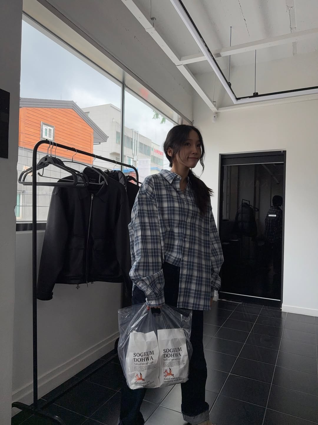 SLOW RECORD HOUSE Seersucker Oversized Check Shirts Blue 착용 스타일 - 3