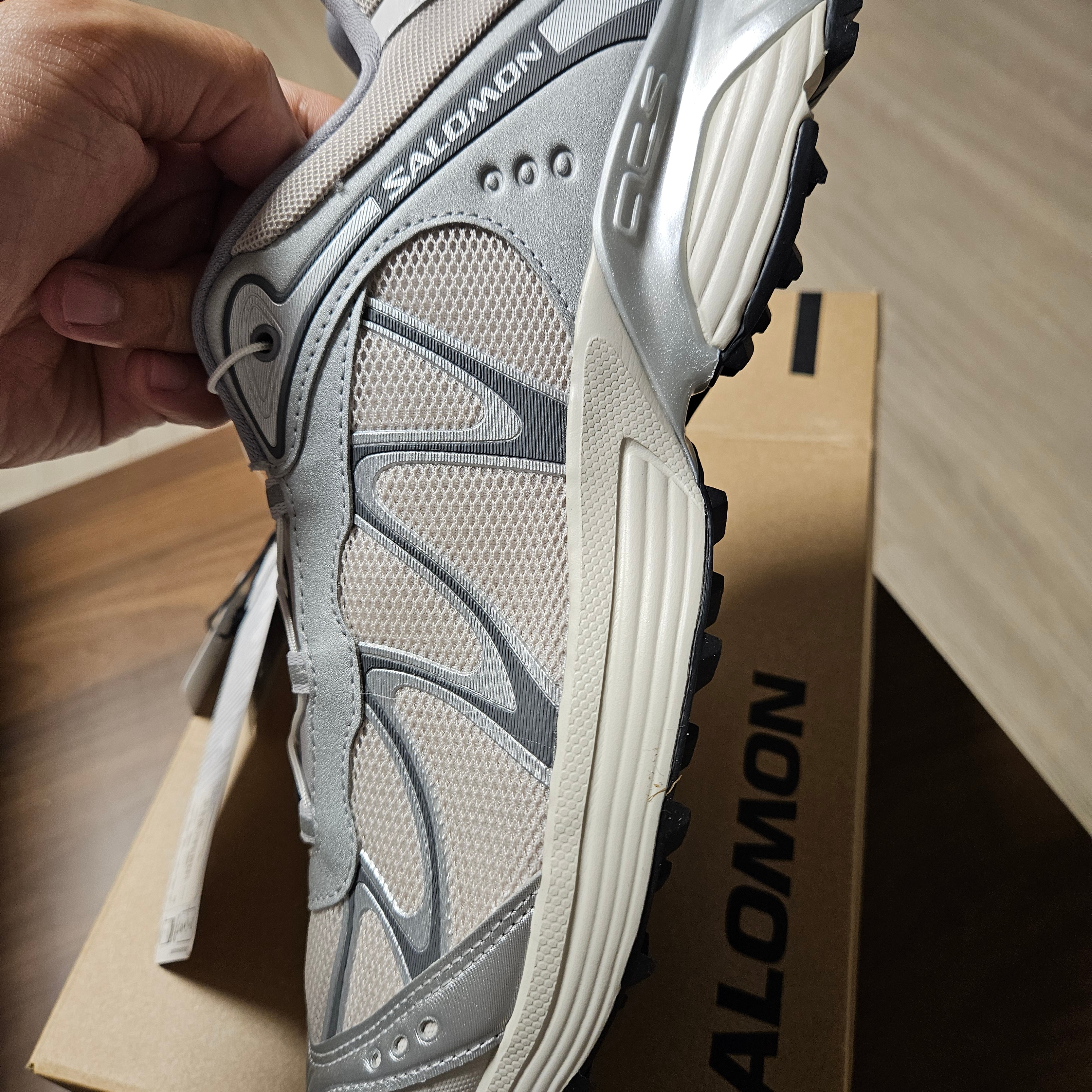 Salomon XT-Whisper Silver Lunar Rock 착용 스타일
