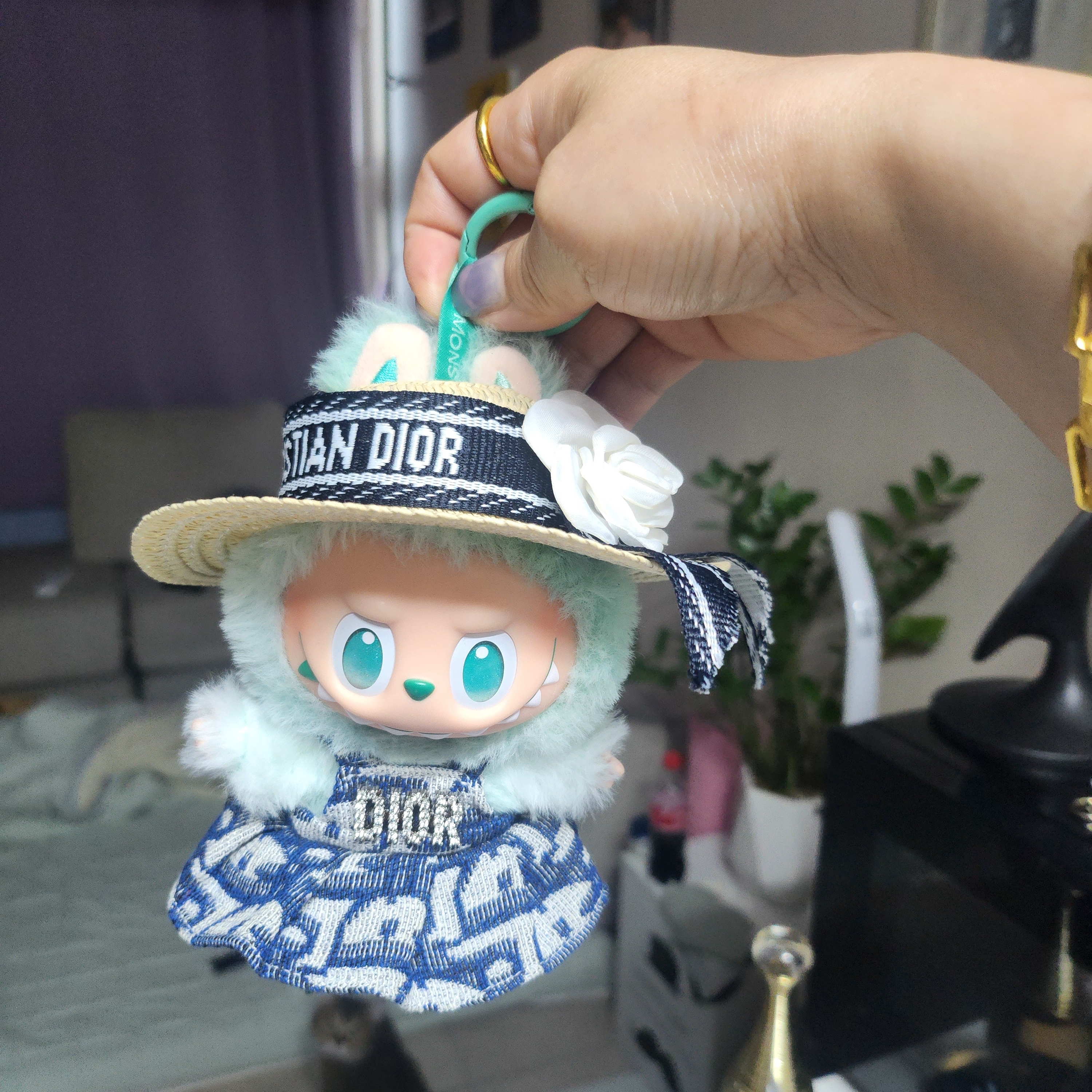 Pop Mart Labubu The Monsters Highlight Series Serenity Keyring (Opened Case) 착용 스타일