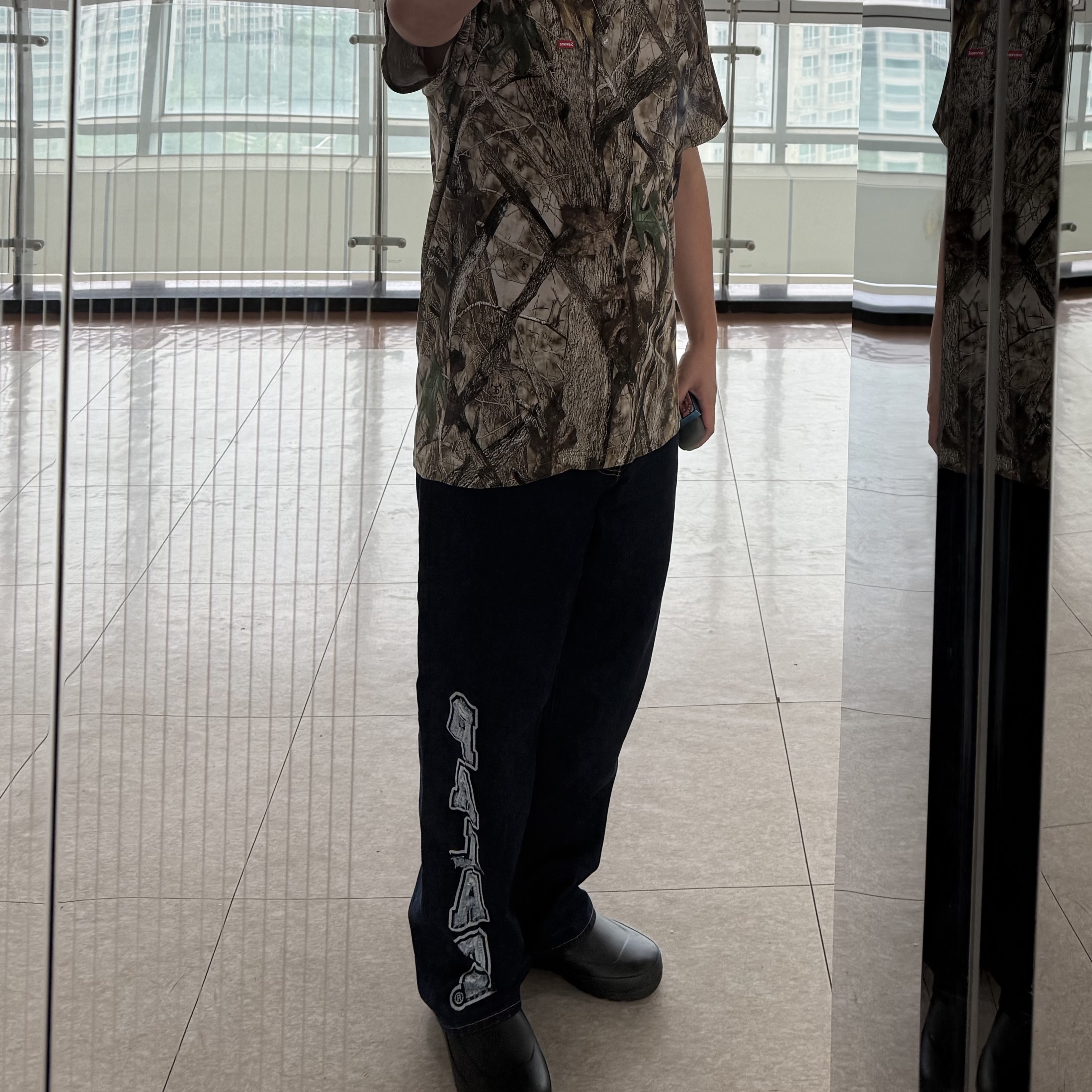 Palace P90 College Stress Baggy Jean Indigo Wash - 24FW, Supreme Small Box T-Shirt TrueTimber HTC Fall Camo - 24FW 착용 스타일