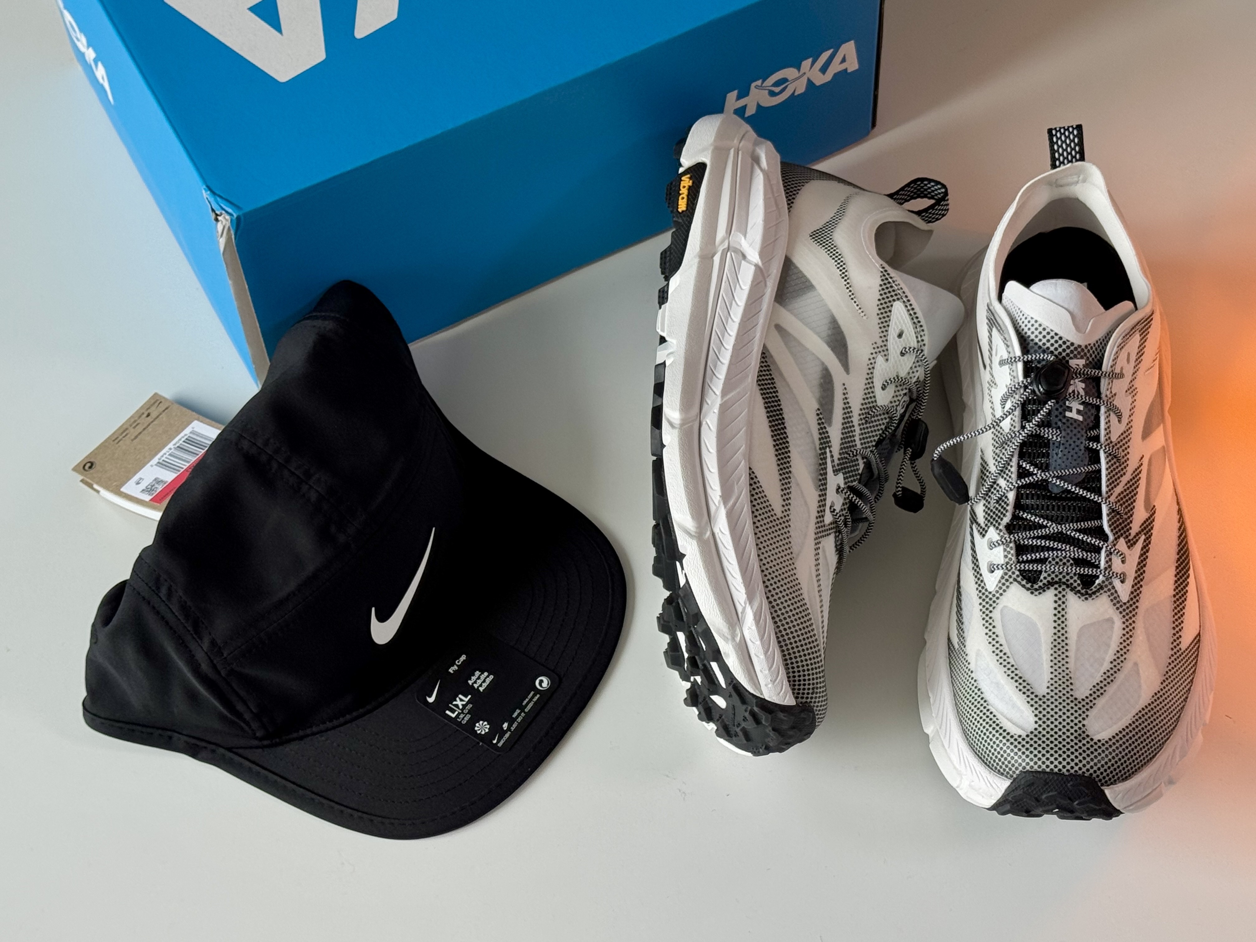 Hoka Mafate Speed 4 Lite White Black, Nike Dri-Fit Fly Unstructured Swoosh Cap Black 착용 스타일 - 3