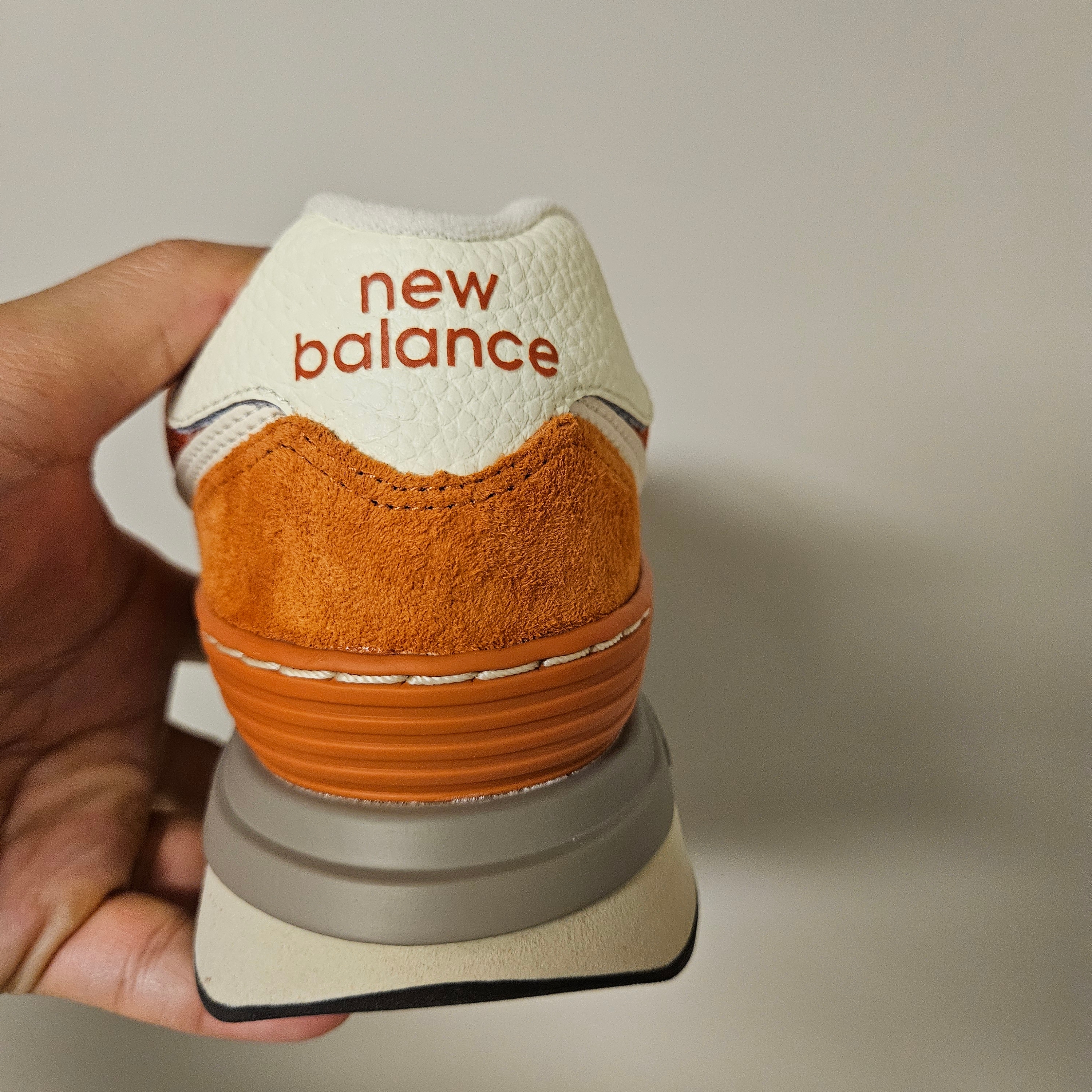 New Balance 574 Legacy Orange 착용 스타일