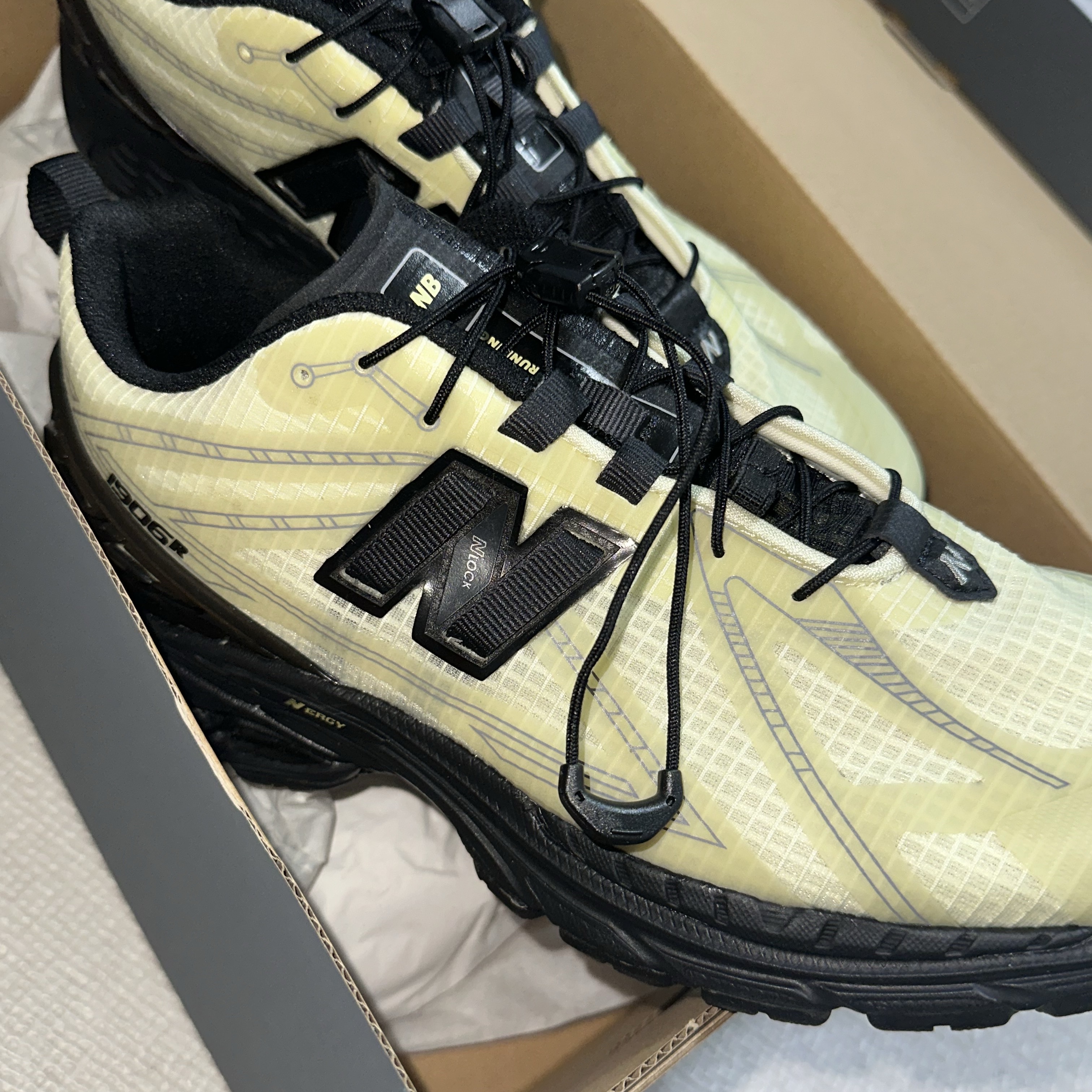New Balance 1906R Pistachio Butter Morel 착용 스타일 - 4