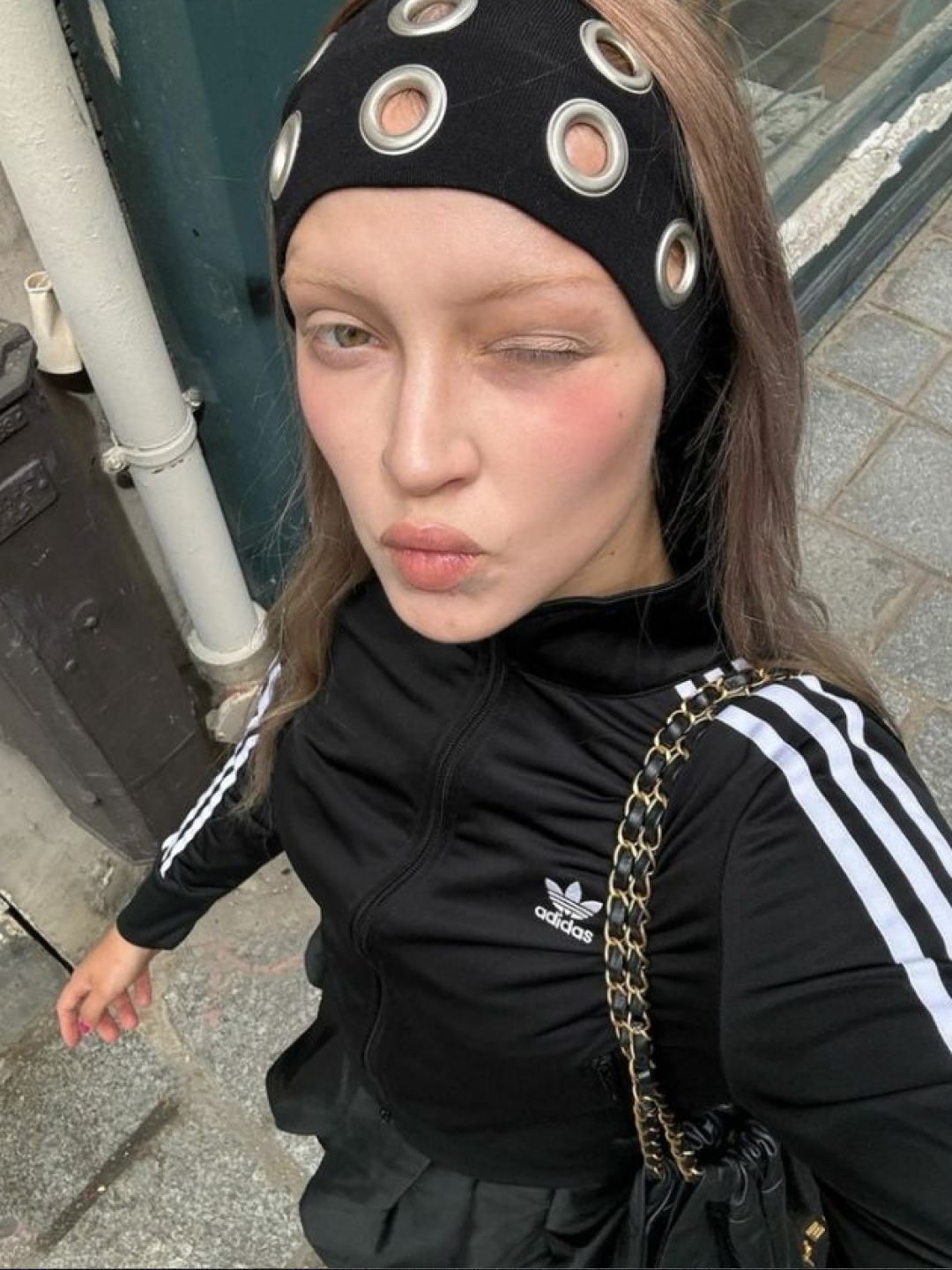 (W) Emis Logo Leopard Hairband Ivory, (W) Lululemon Swiftly Wide Headband Slate Black 착용 스타일 - 4