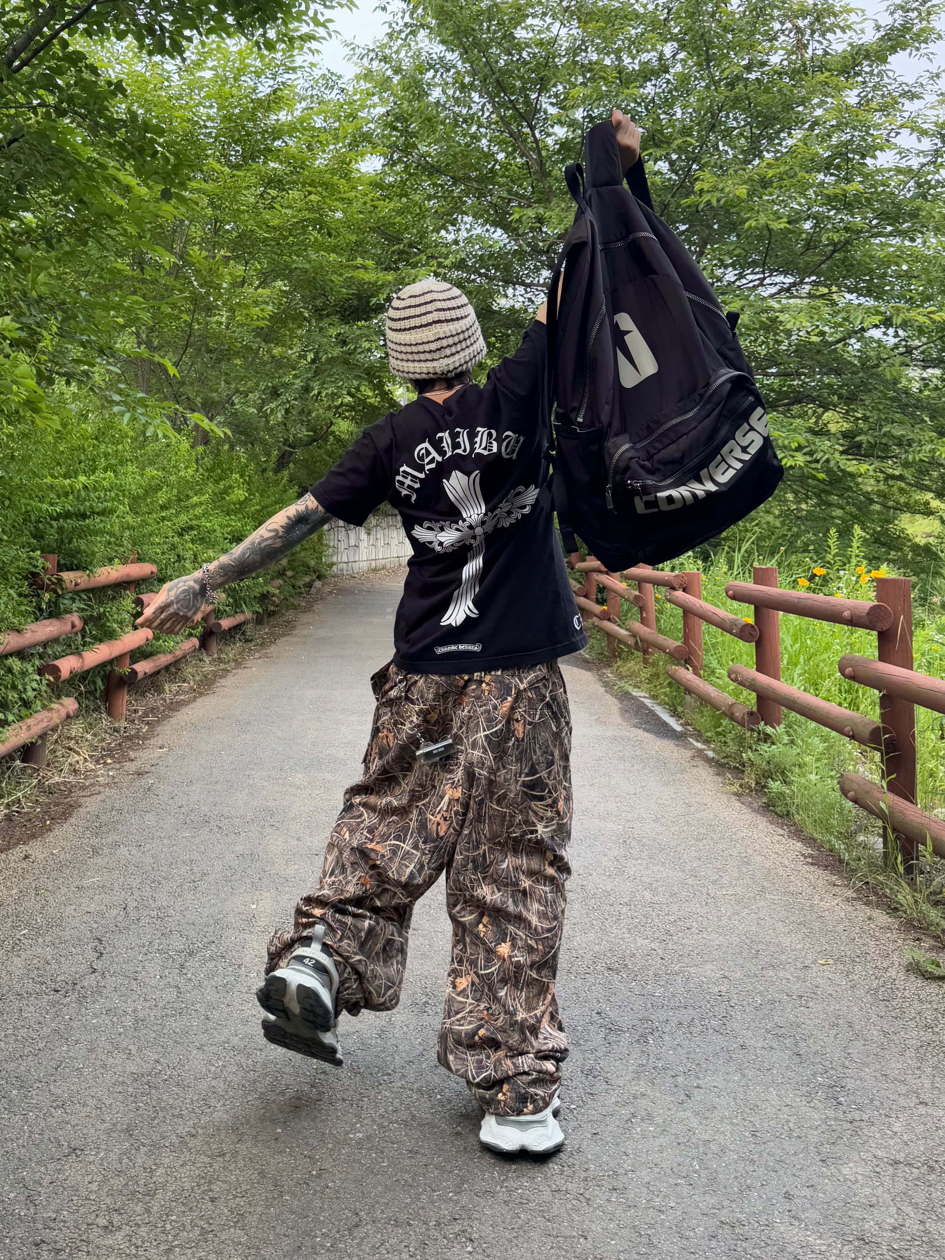 Balenciaga Cargo Sneakers White Grey, Converse x Drkshdw Oversized Backpack Black 착용 스타일 - 1