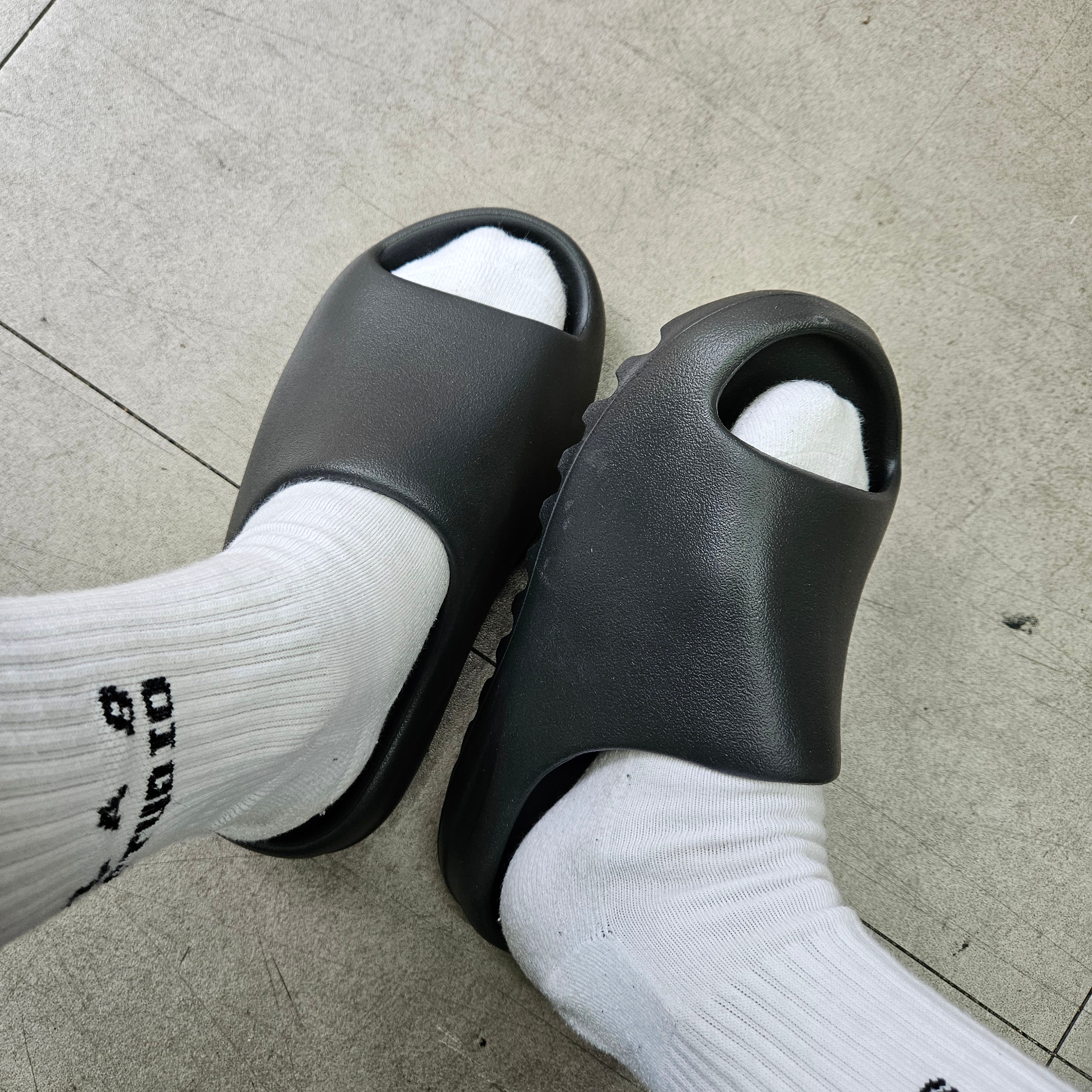 Adidas Yeezy Slide Onyx 착용 스타일