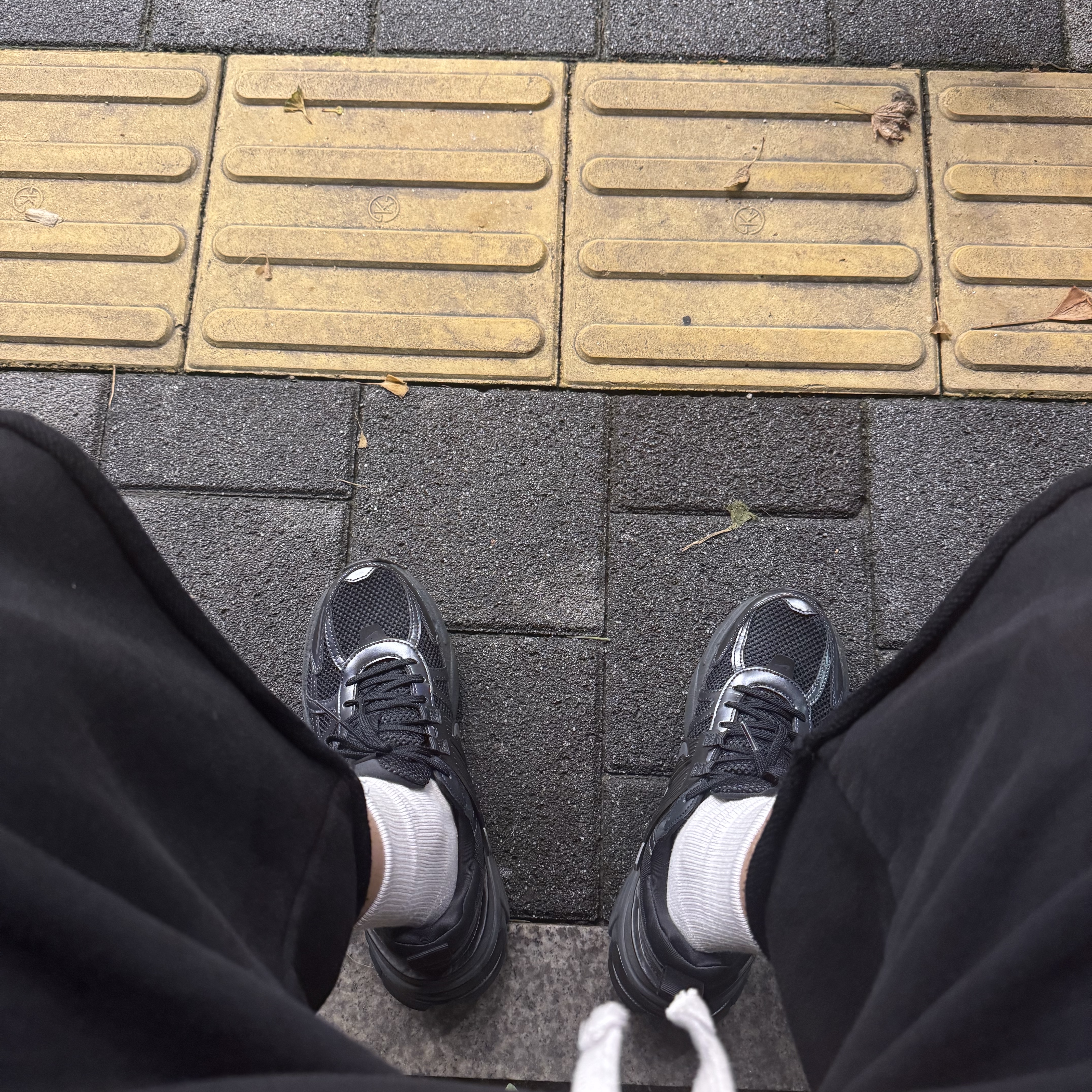 Nike V2K Run Black Anthracite 착용 스타일 - 1