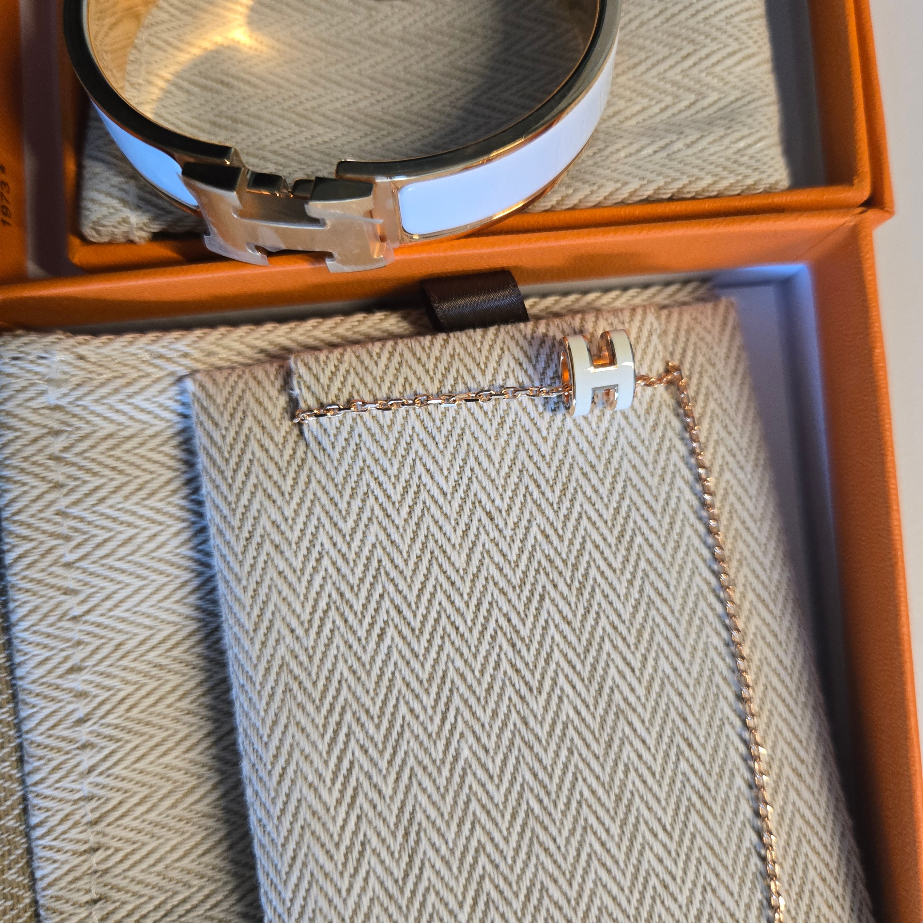 (W) Hermes Mini Pop H Pendant Rose Gold & Blanc 착용 스타일