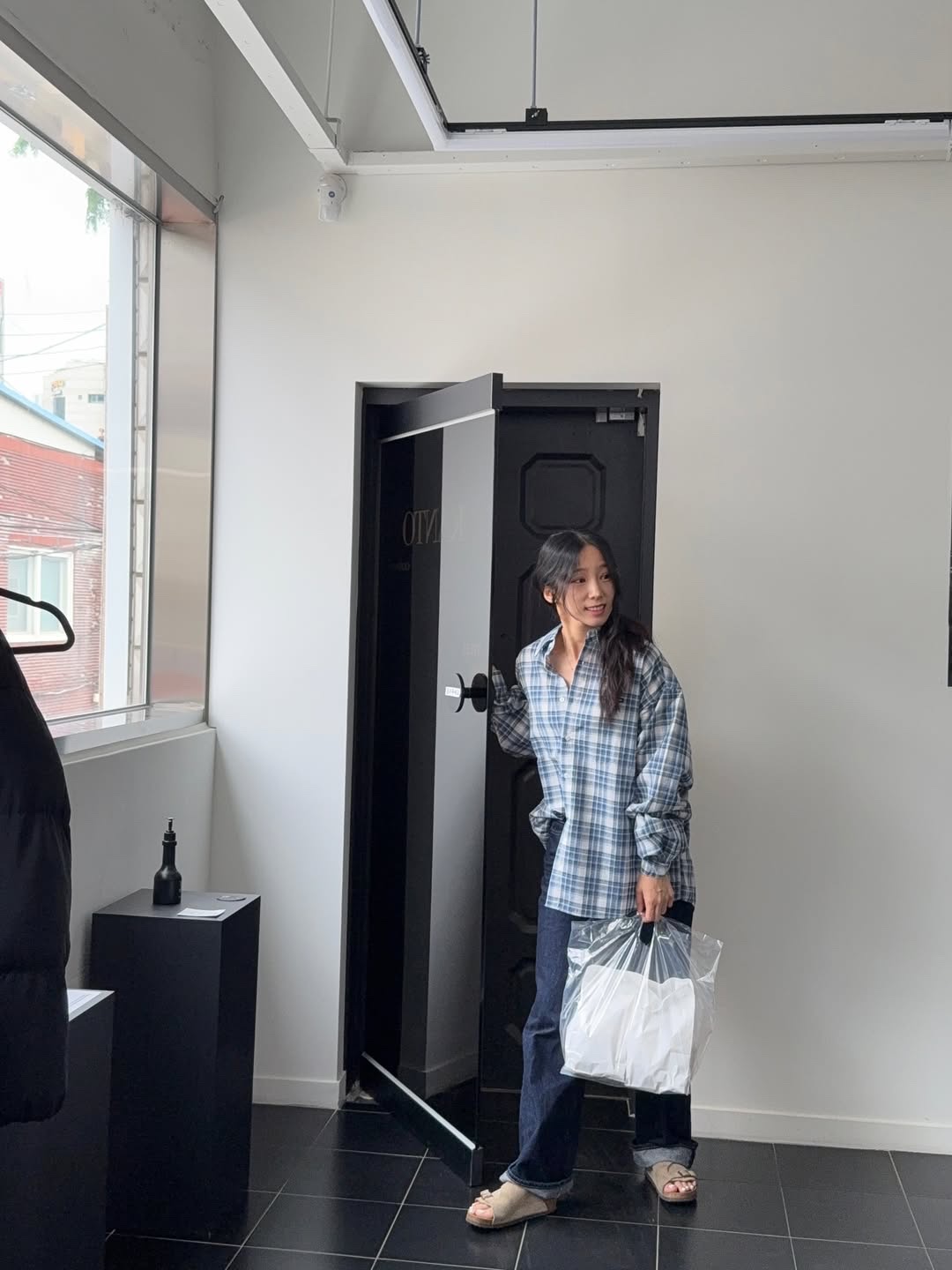 SLOW RECORD HOUSE Seersucker Oversized Check Shirts Blue 착용 스타일 - 4