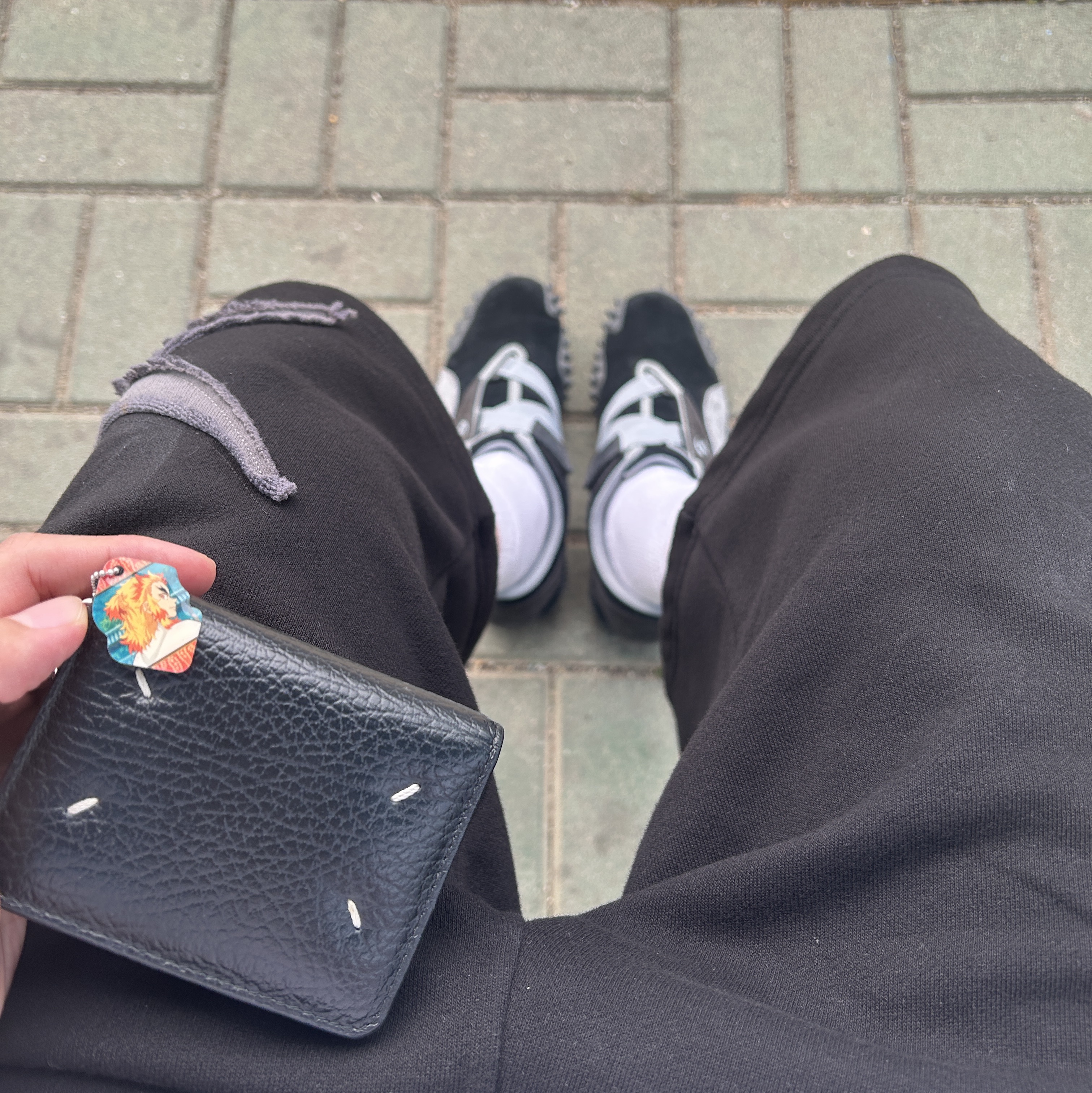 Maison Margiela Keyring Wallet Black, Puma x Sansan Gear Mostro Flat Dark Gray 착용 스타일