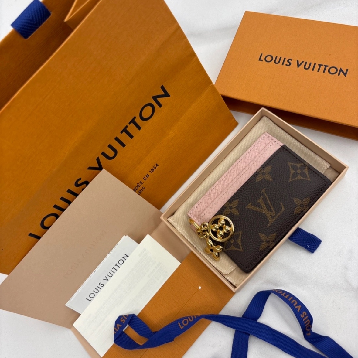 Louis Vuitton LV Charm Card Holder Monogram Rose Ballerine Pink 착용 스타일