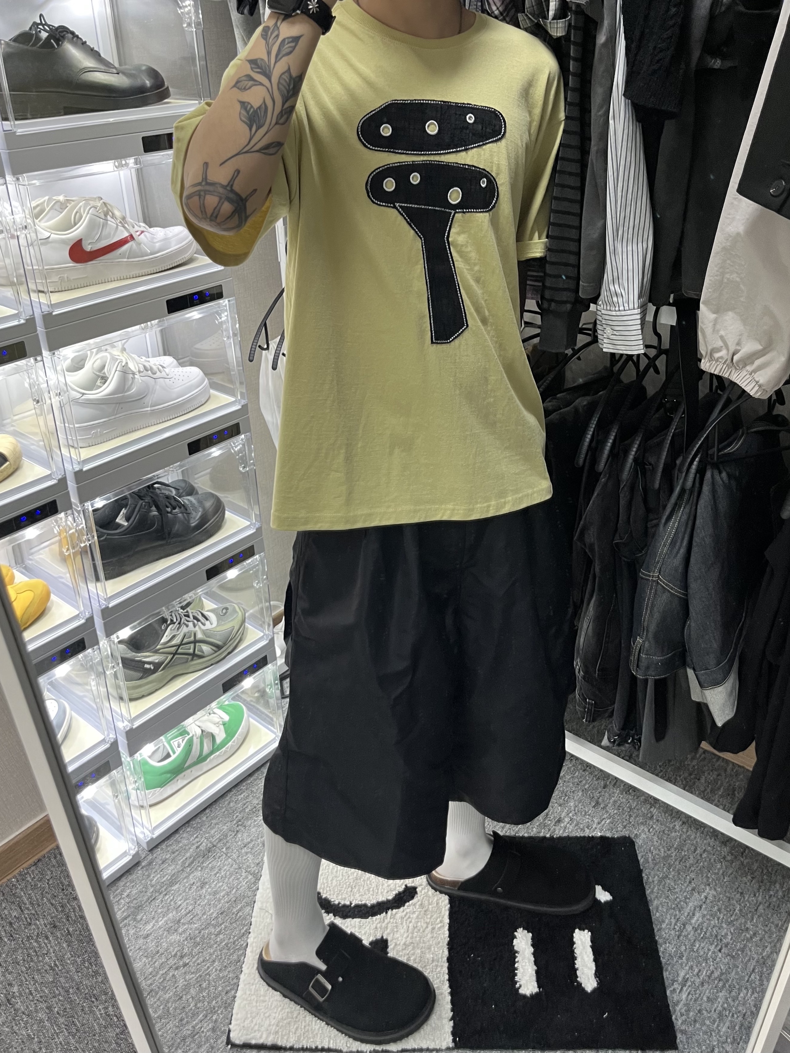 MJD x Koin Seoul Two Tuck Re-Nylon Wide Carpenter Bermuda Pants Black 착용 스타일 - 2