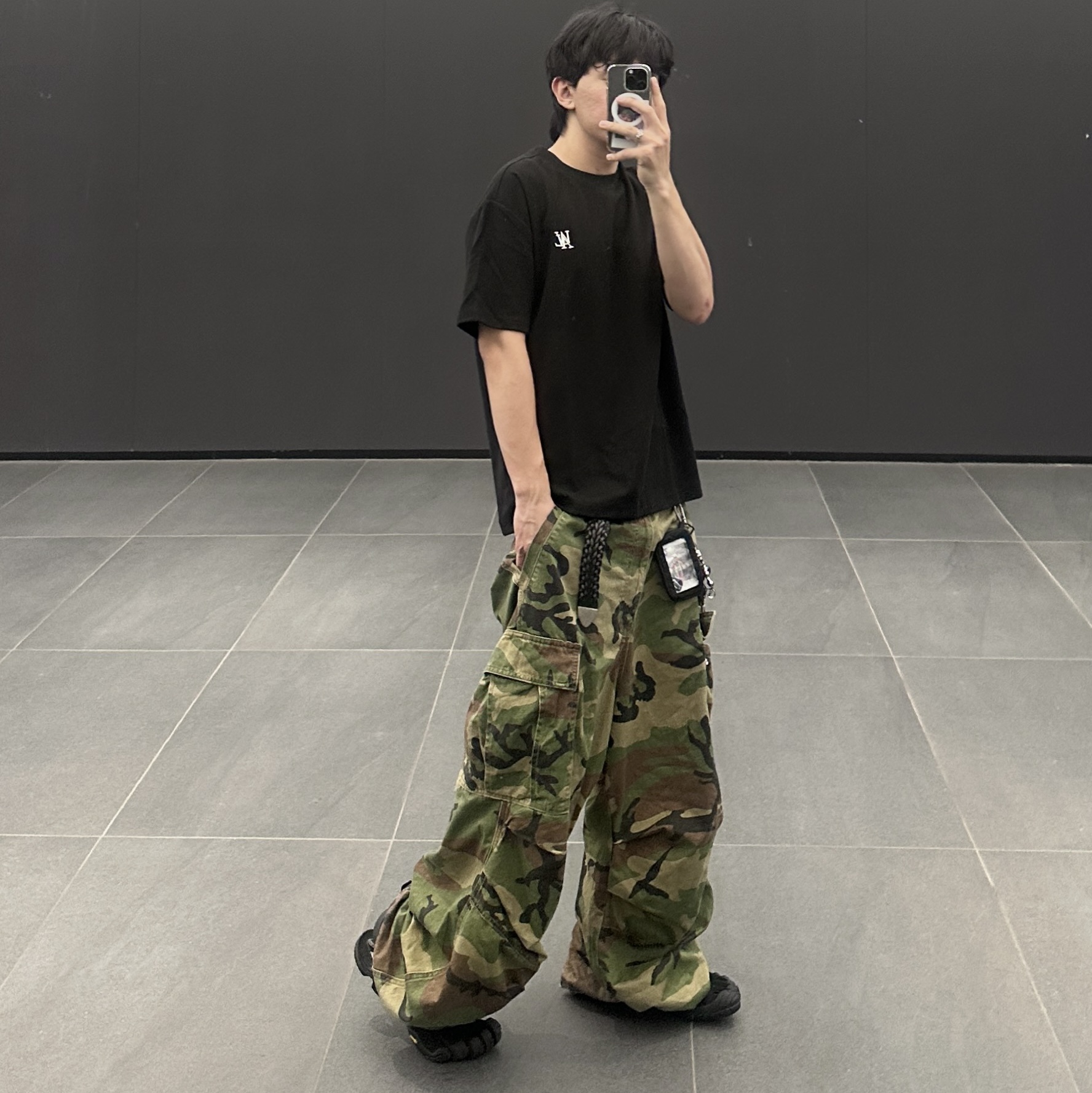 NOD Stone Washed Cargo Pants Camo, Balenciaga Toe Lace-Up Vibram Sneakers Black 착용 스타일 - 4