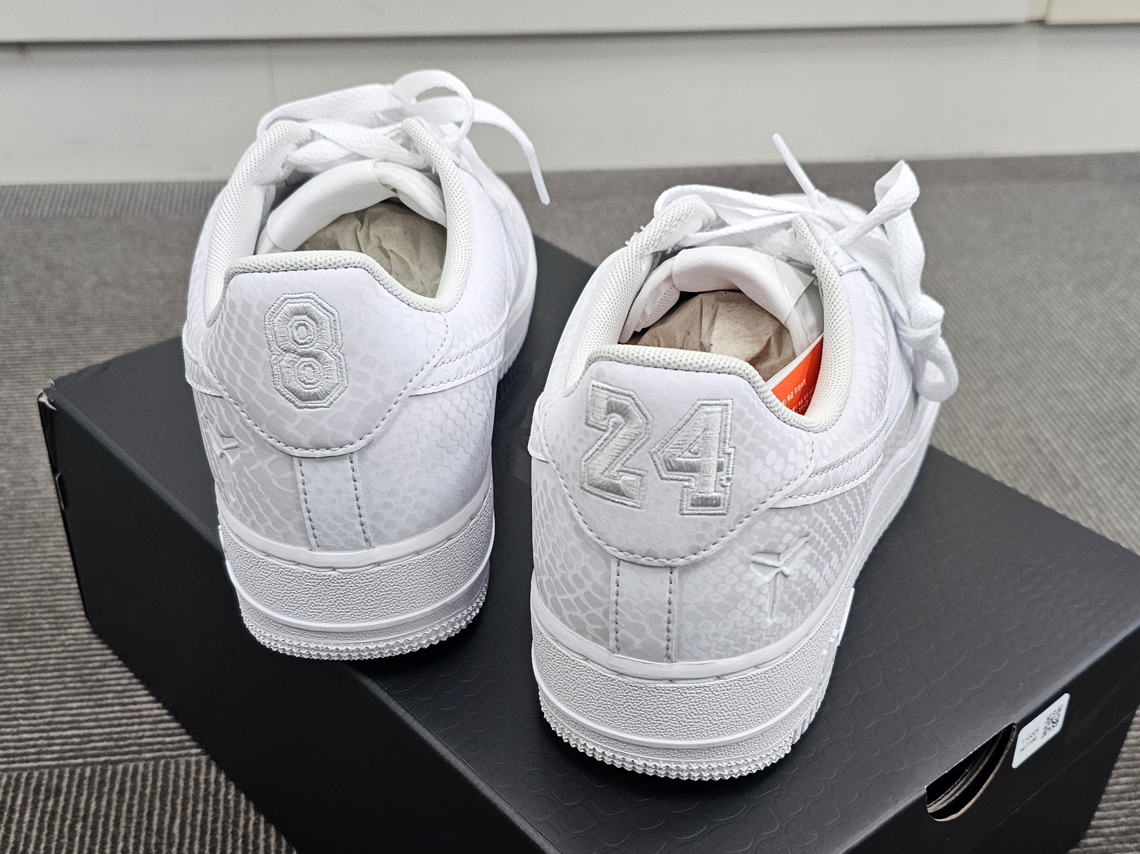 Nike x Kobe Bryant Air Force 1 Low Triple White 착용 스타일 - 3