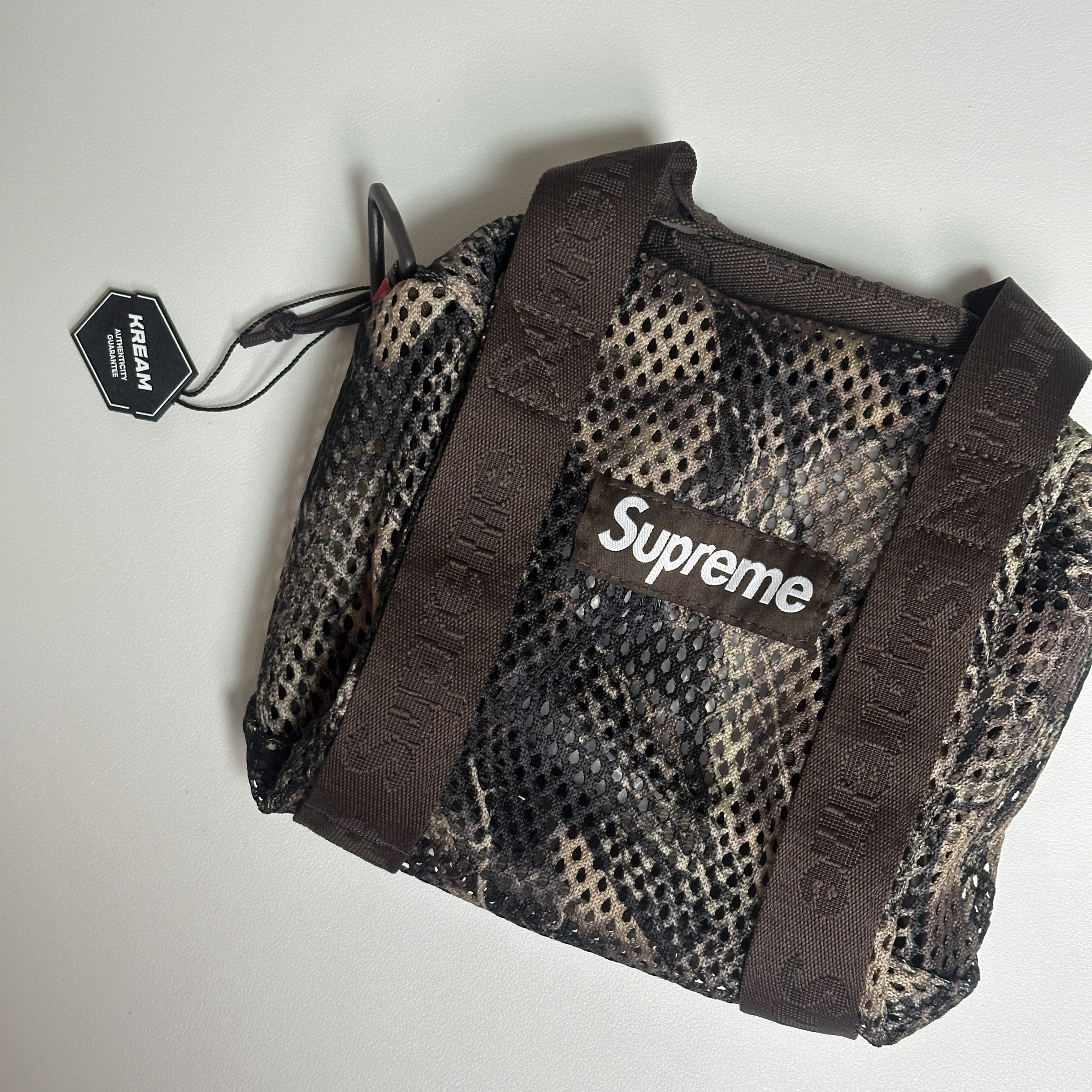 Supreme Mesh Mini Duffle Bag Truetimber Kanati Camo - 25SS 착용 스타일 - 3