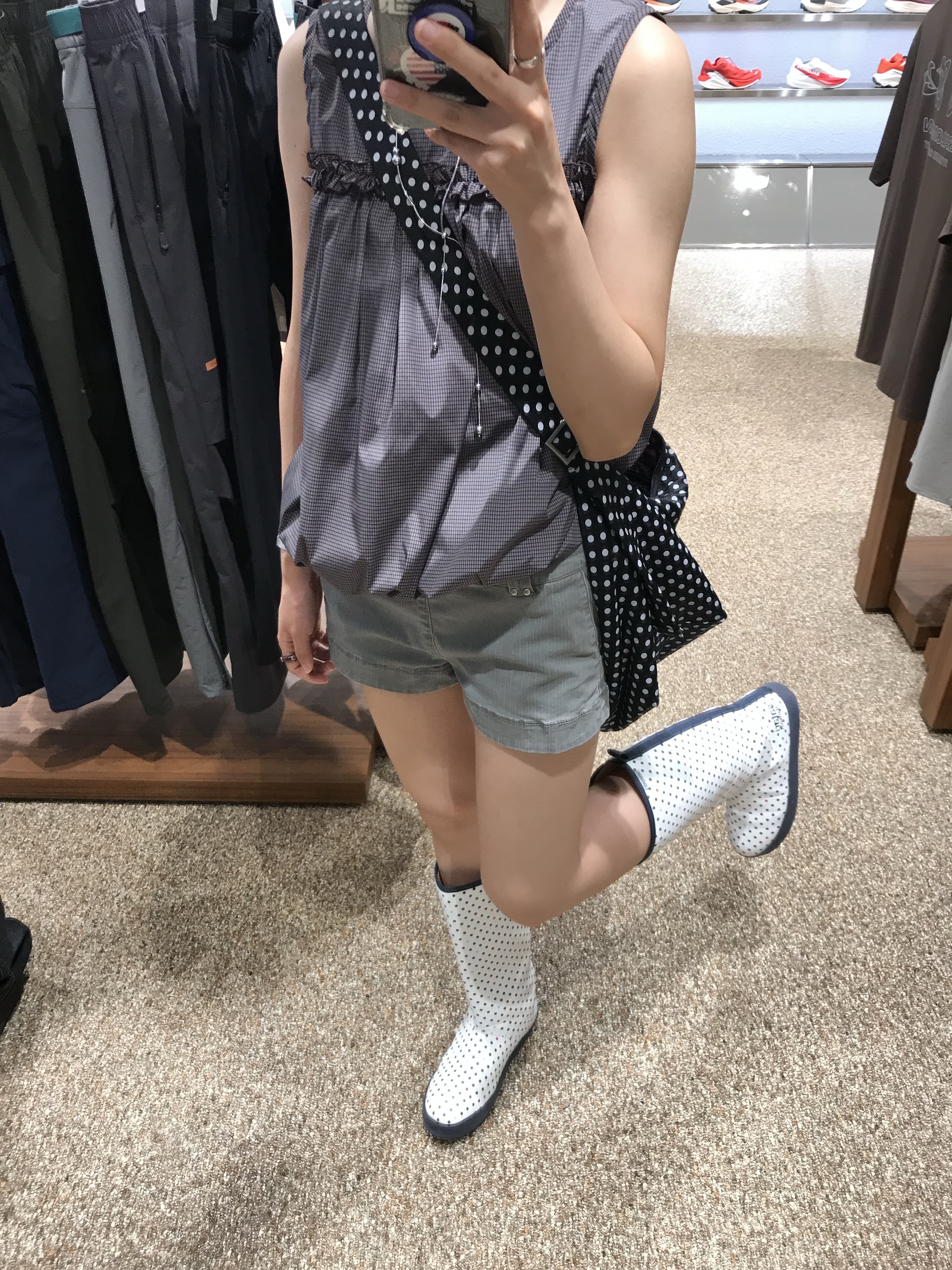 [KREAM 단독] Safarispot Basic Safari Dots Rain Boot White 착용 스타일 - 2