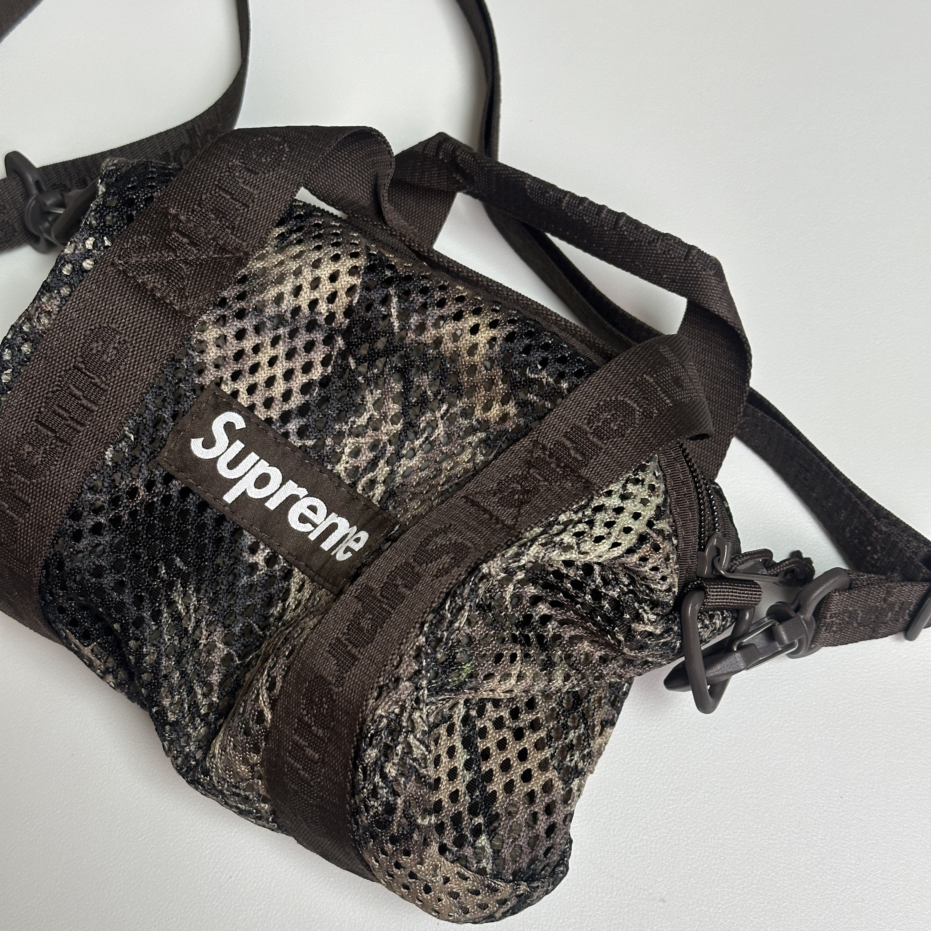 Supreme Mesh Mini Duffle Bag Truetimber Kanati Camo - 25SS 착용 스타일 - 2