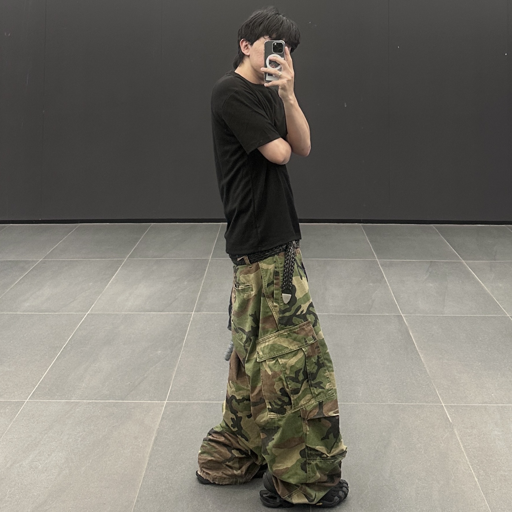 NOD Stone Washed Cargo Pants Camo, Balenciaga Toe Lace-Up Vibram Sneakers Black 착용 스타일 - 3