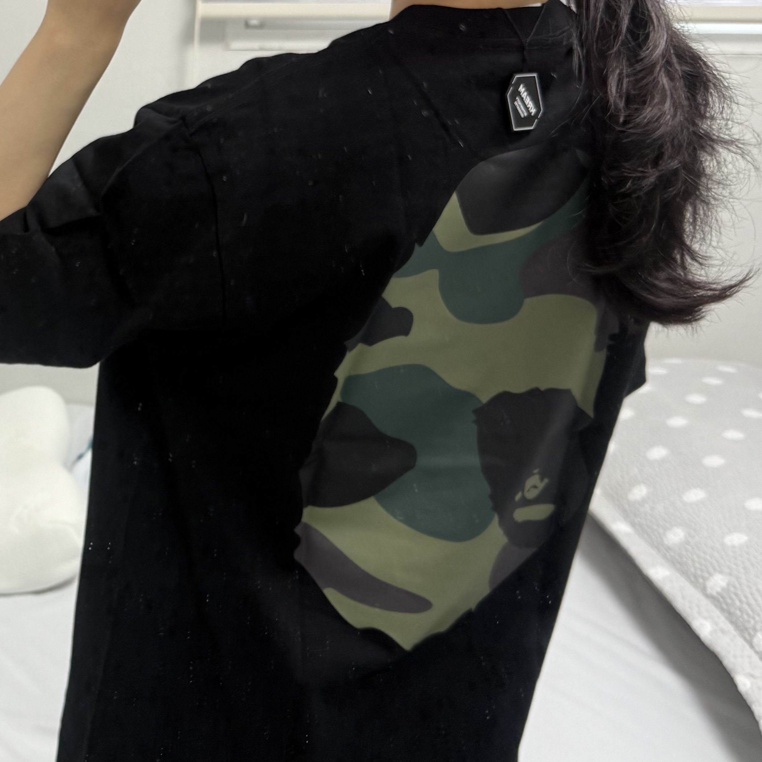 BAPE Giant 1st Camo Big Ape Head T-Shirt Black Green 착용 스타일 - 1