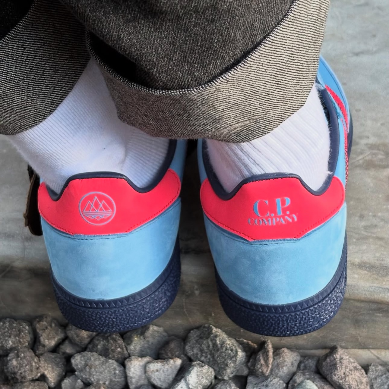 Adidas x C.P. Company Manchester Spezial Light Blue Bright Red 착용 스타일 - 4