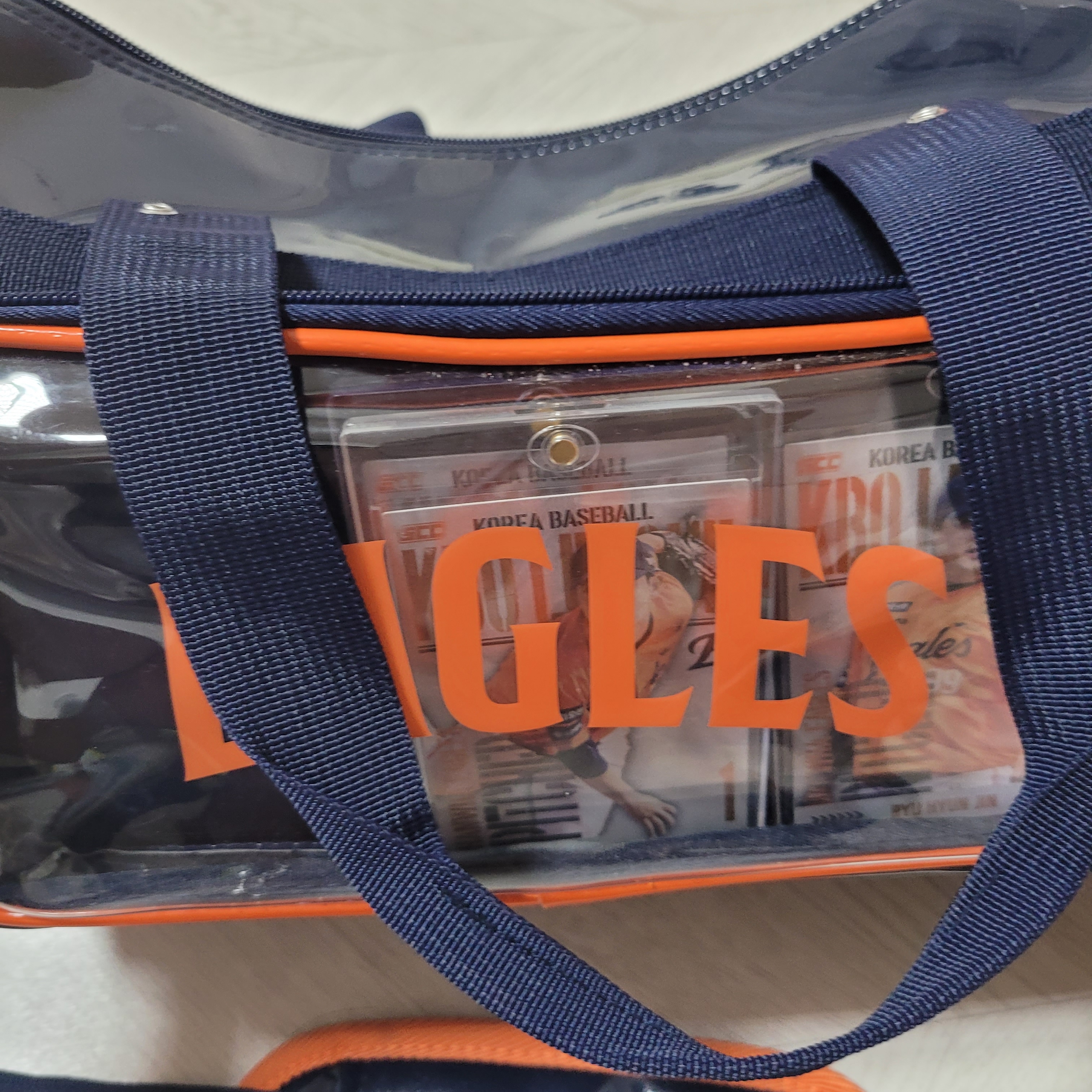 Hanwha Eagles Boston Bag Navy 착용 스타일
