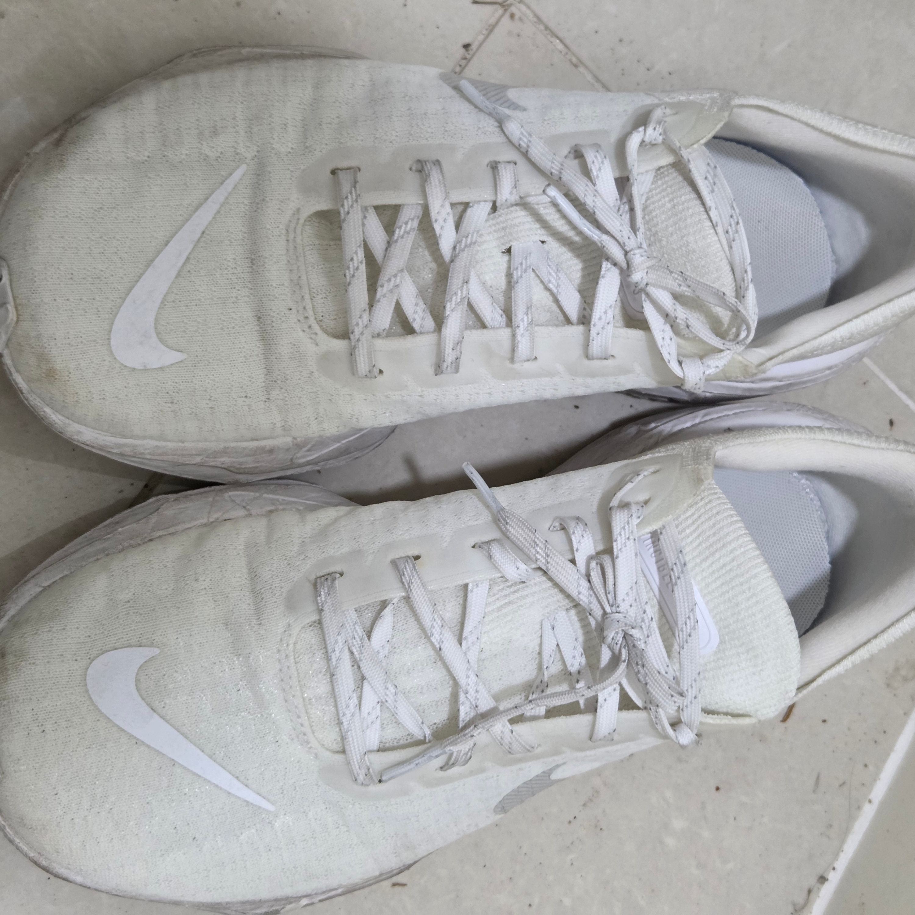 Nike ZoomX Invincible Run Flyknit 3 White Photon Dust 착용 스타일