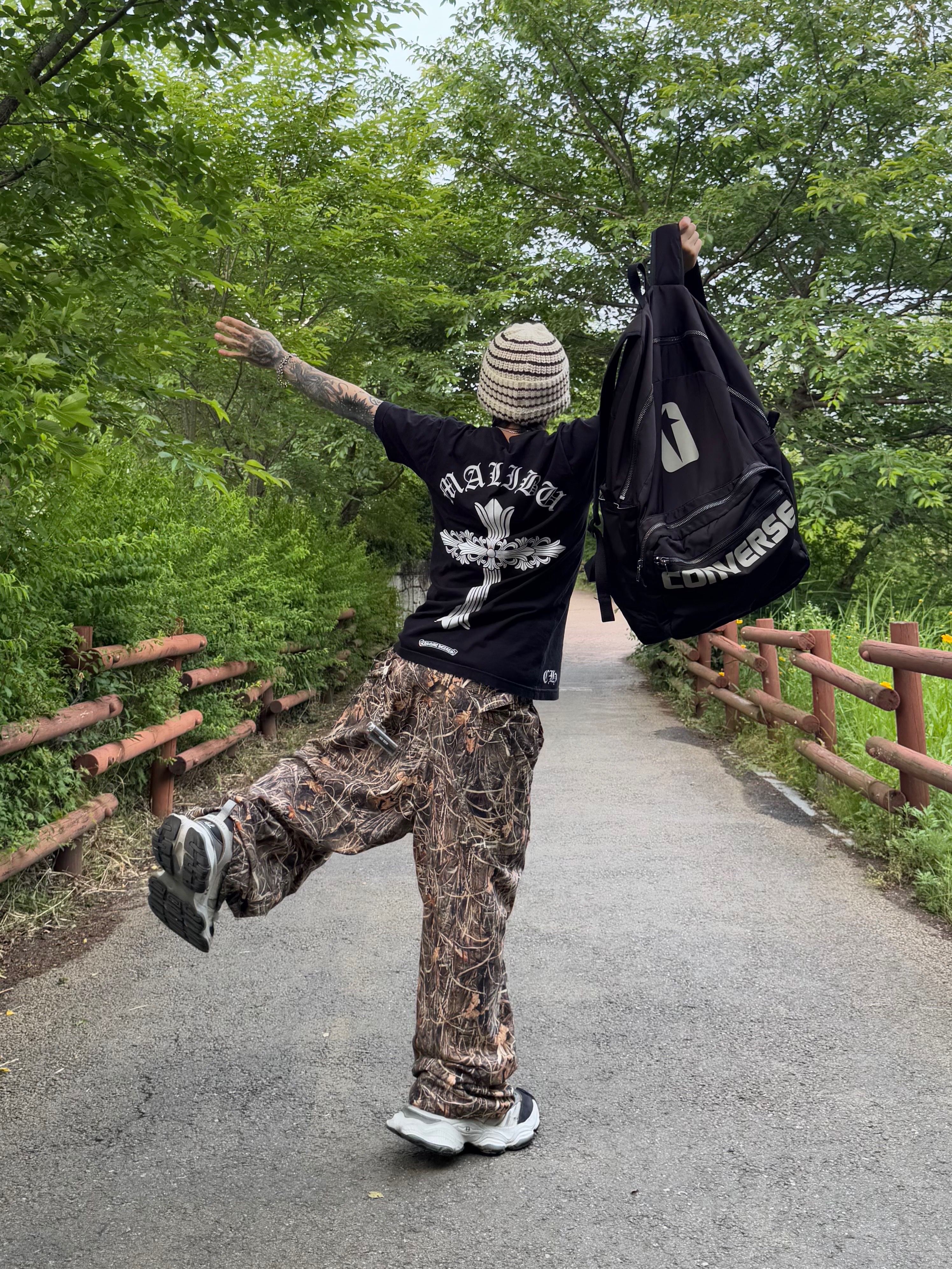 Balenciaga Cargo Sneakers White Grey, Converse x Drkshdw Oversized Backpack Black 착용 스타일 - 2